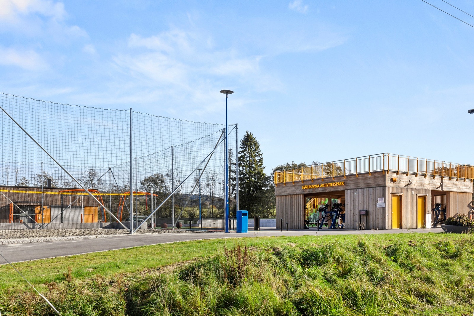 Med treningsparker, ballbaner og turmuligheter like i nærheten, er dette et ideelt område for deg som er glad i en aktiv livsstil. Galleribilde