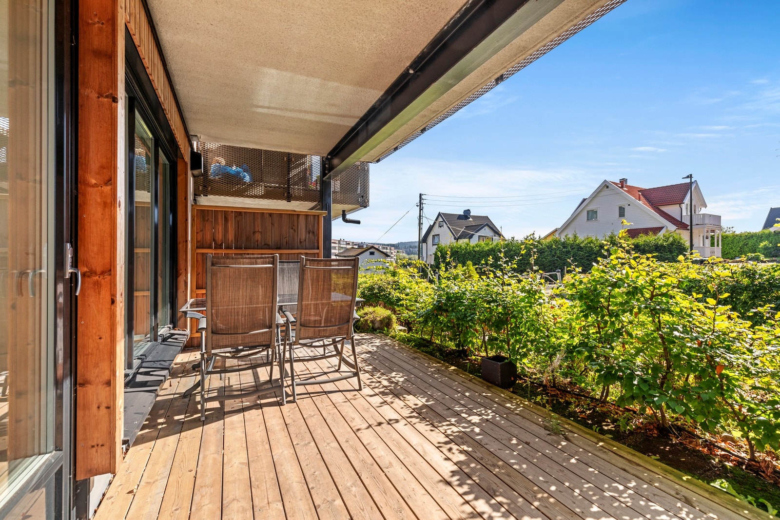 Nyt late sommerdager på en romslig terrasse med gode solforhold. Her har du plass til både spisegruppe og loungemøbler for en avslappende utendørsopplevelse. Galleribilde