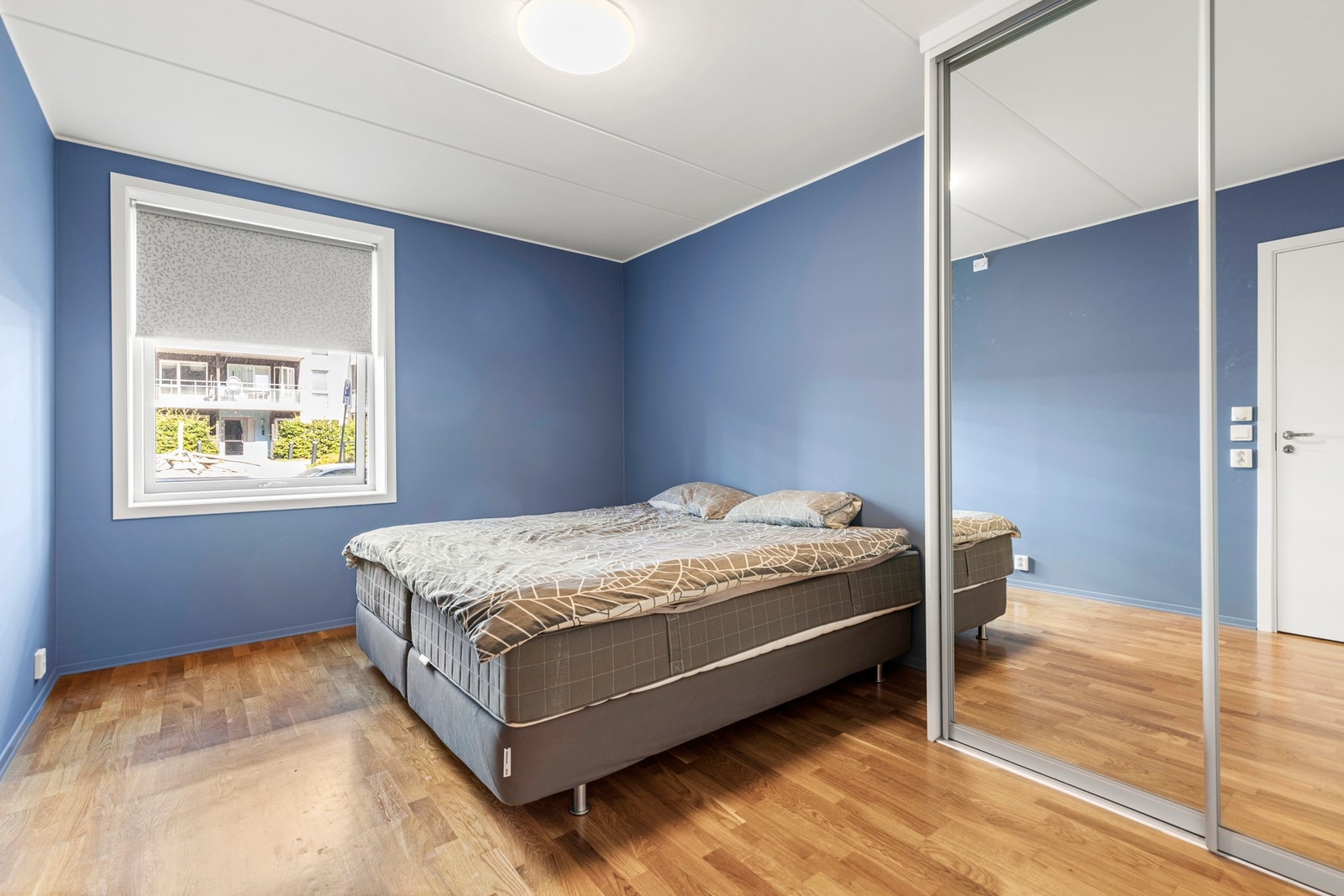 Et romslig og lunt soverom med plass til stor seng og oppbevaring. Galleribilde