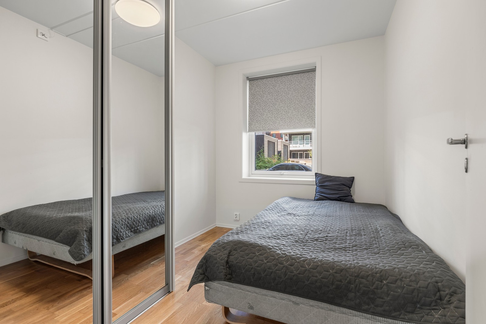 Et praktisk soverom med store speilfronter som gir en romslig følelse. Perfekt som gjesterom, barnerom eller hjemmekontor. Galleribilde