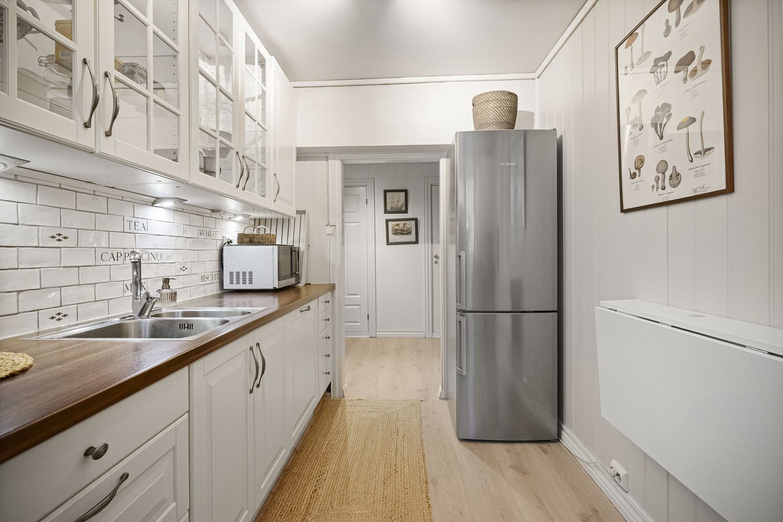 Leiligheten er malt i lyse farger, og har et nyere, fint gulv Galleribilde