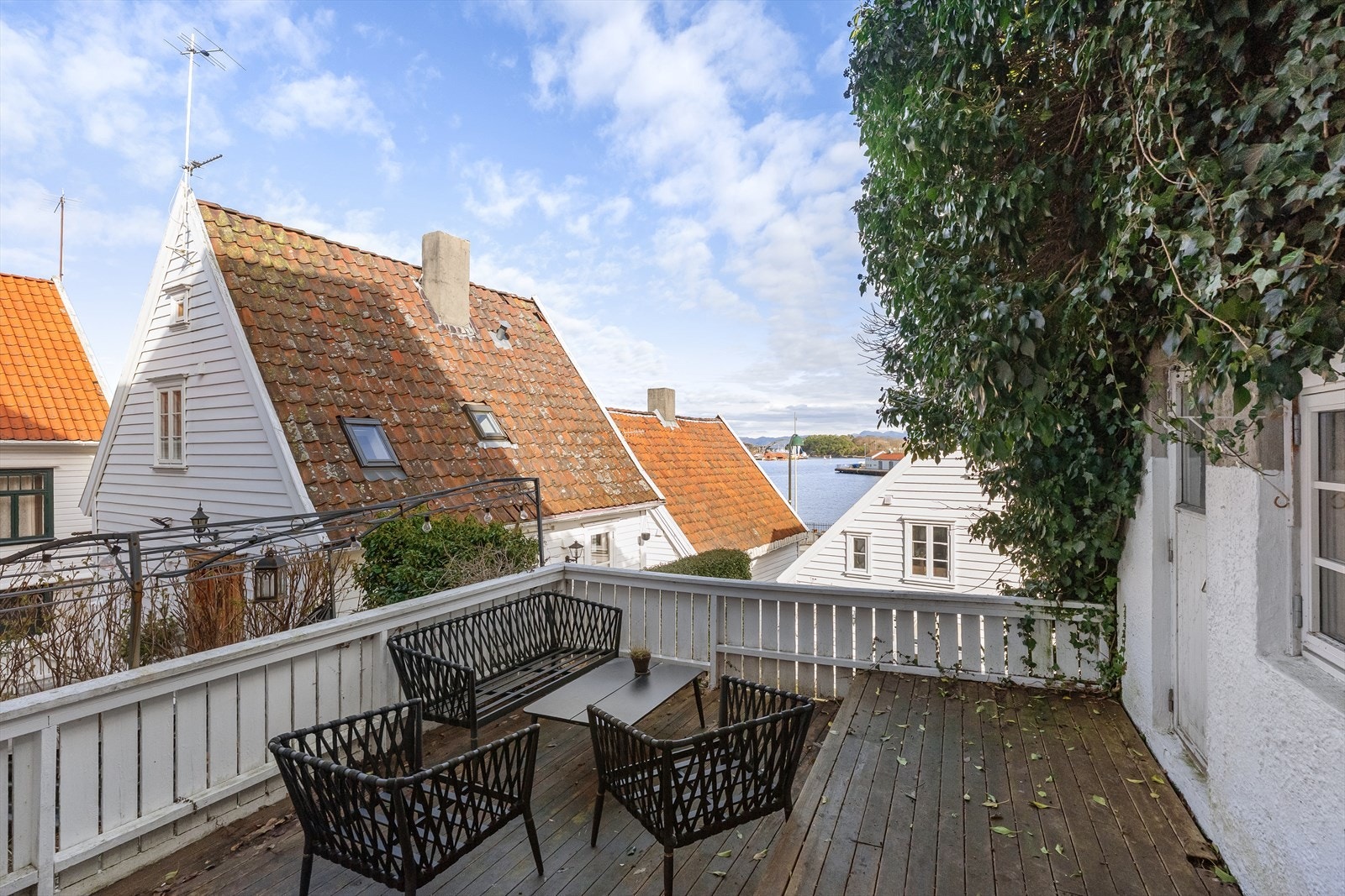 Herlig uteplass med utsikt mot Vågen Galleribilde