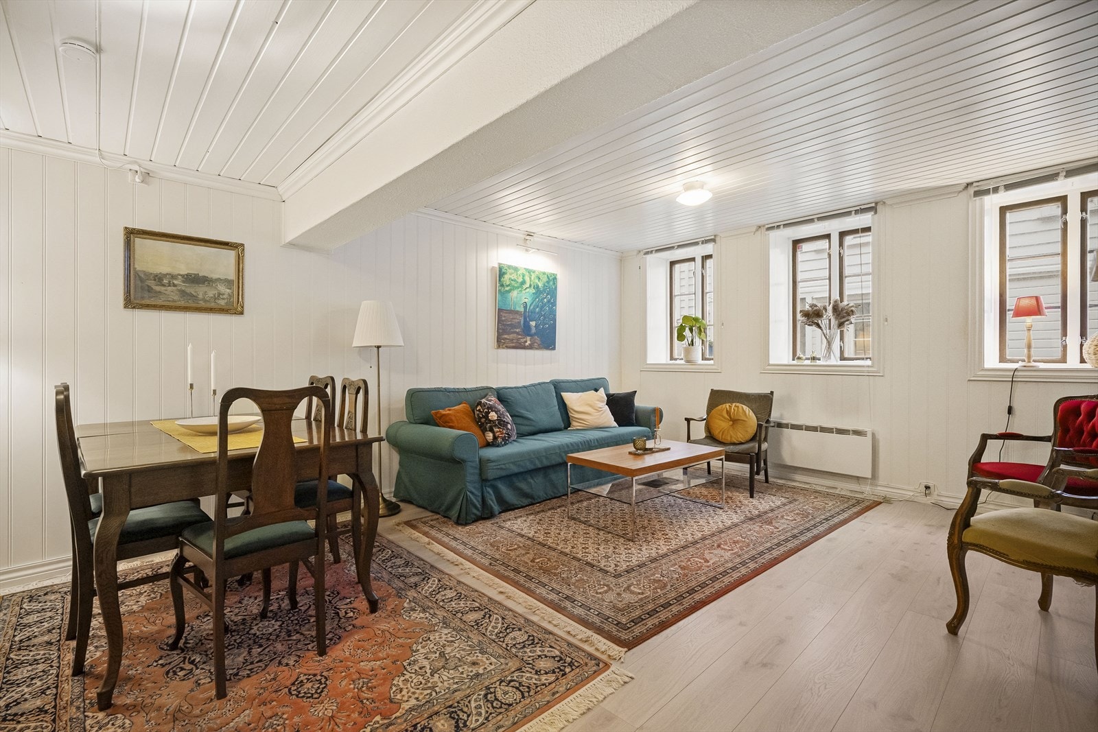 Lys, fin og romslig stue med plass til både sofa og spisebord Galleribilde