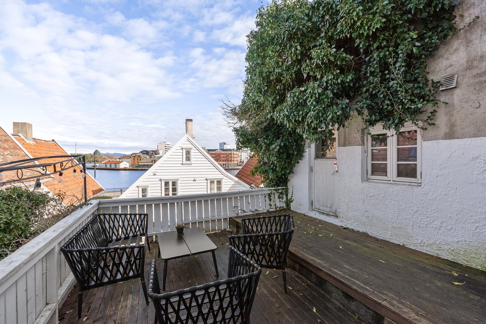 Herlig, avskjermet terrasse med utsikt Galleribilde