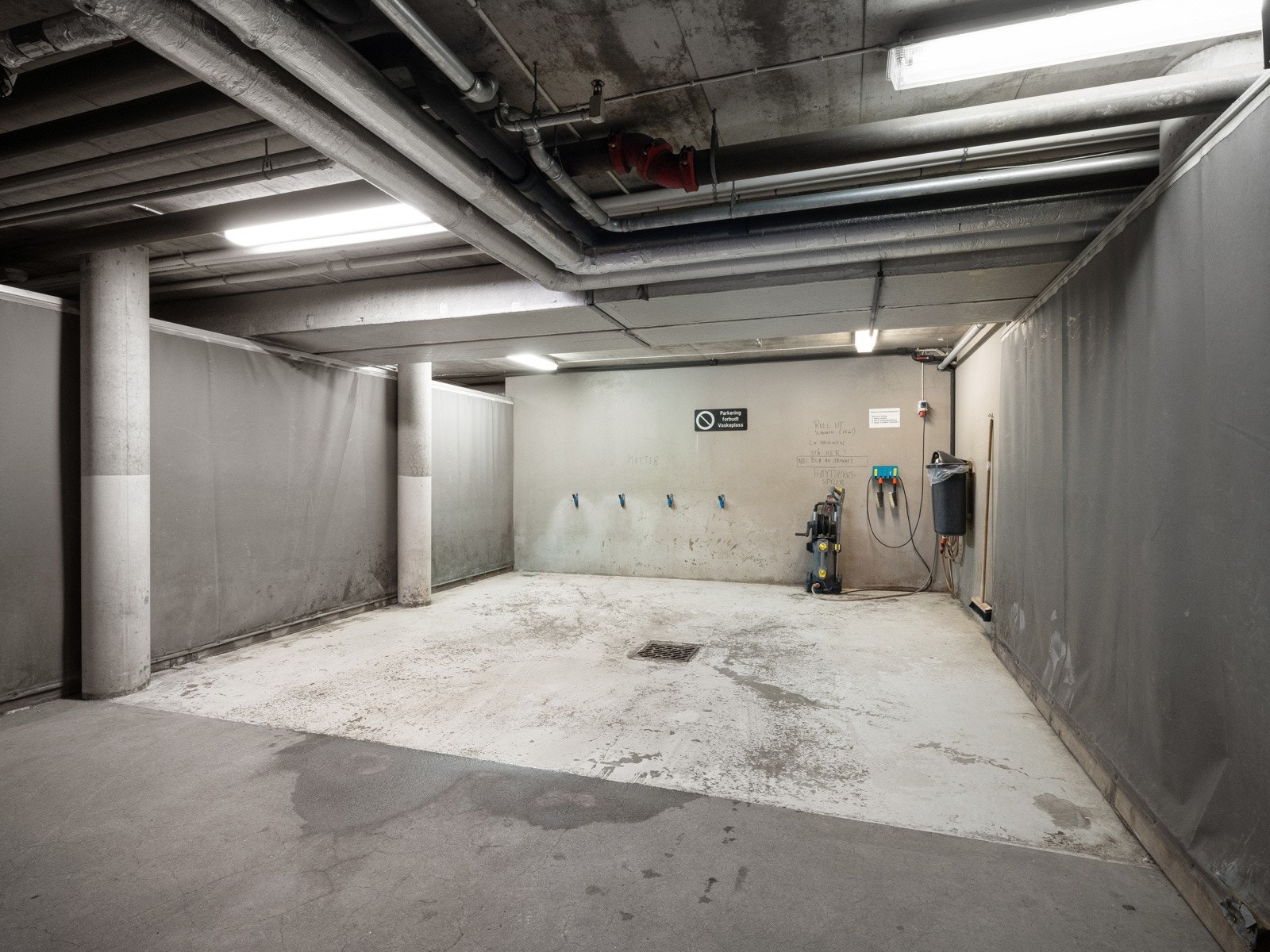 Felles vaskeplass i garasjen Galleribilde