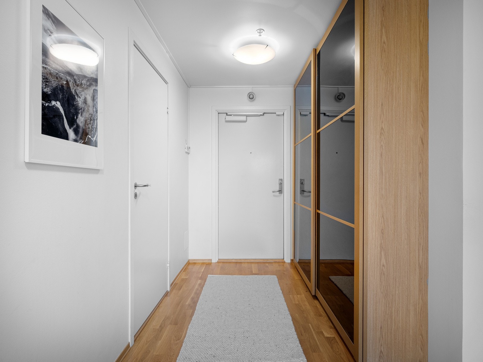 Gang med skyvedørsgarderobe Galleribilde
