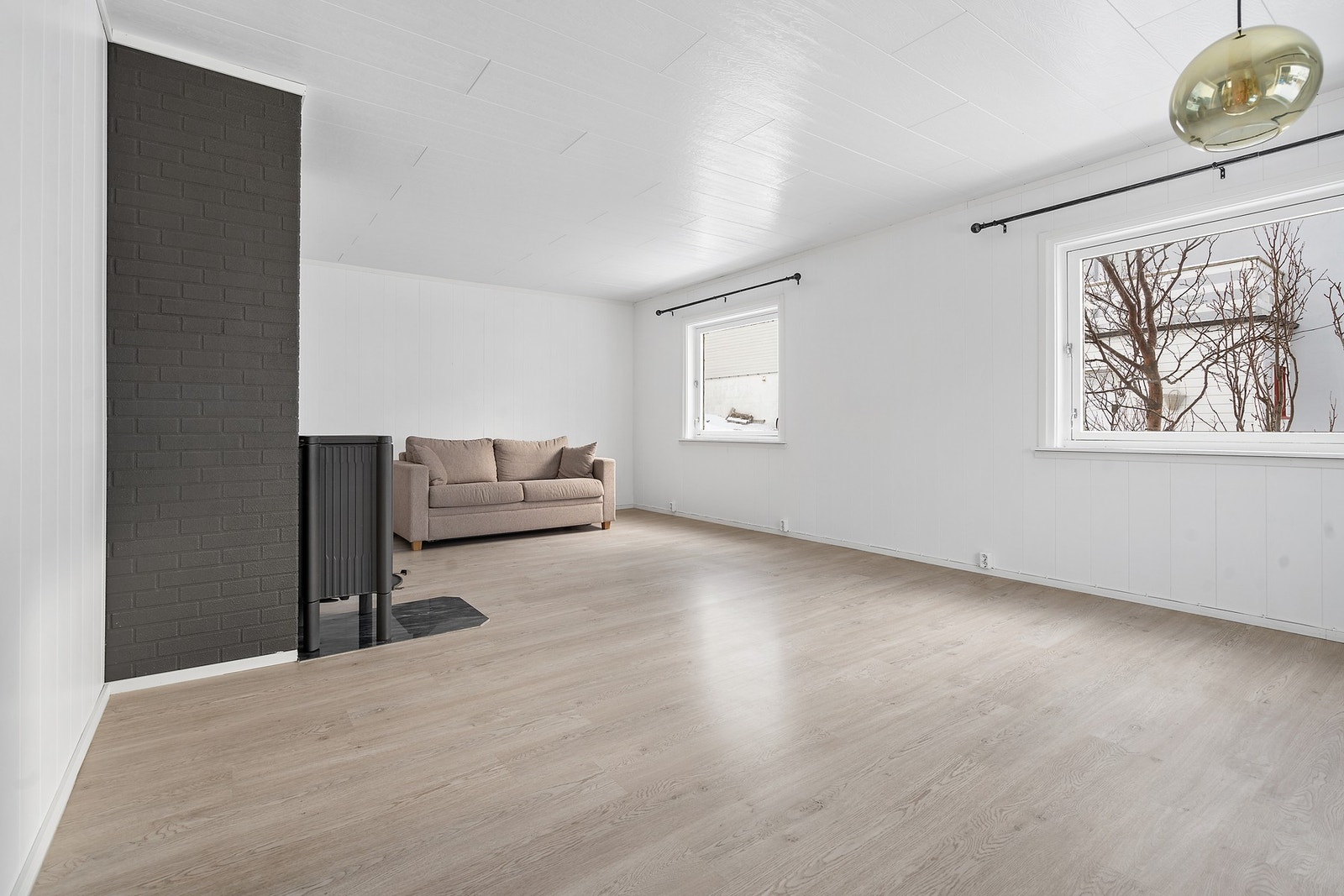 Lys og trivelig stue med vedovn Galleribilde