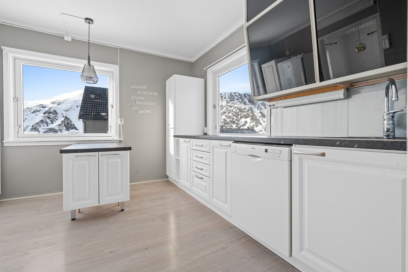 Kjøkken med flott lysinnslipp Galleribilde