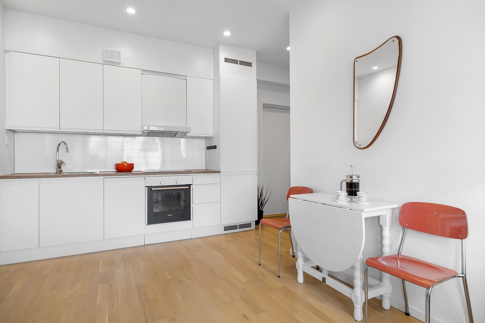 Stilrent kjøkken med plass til spisebord Galleribilde