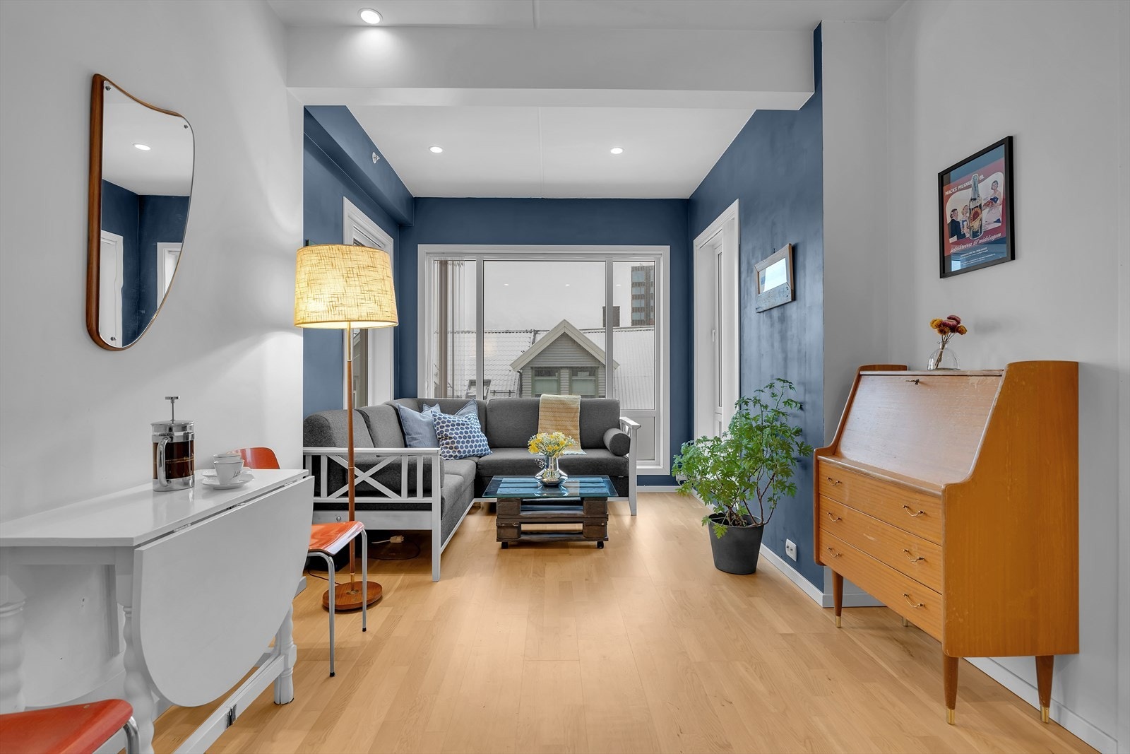 Store vinduer i stue som gir mye naturlig lysinnslipp Galleribilde