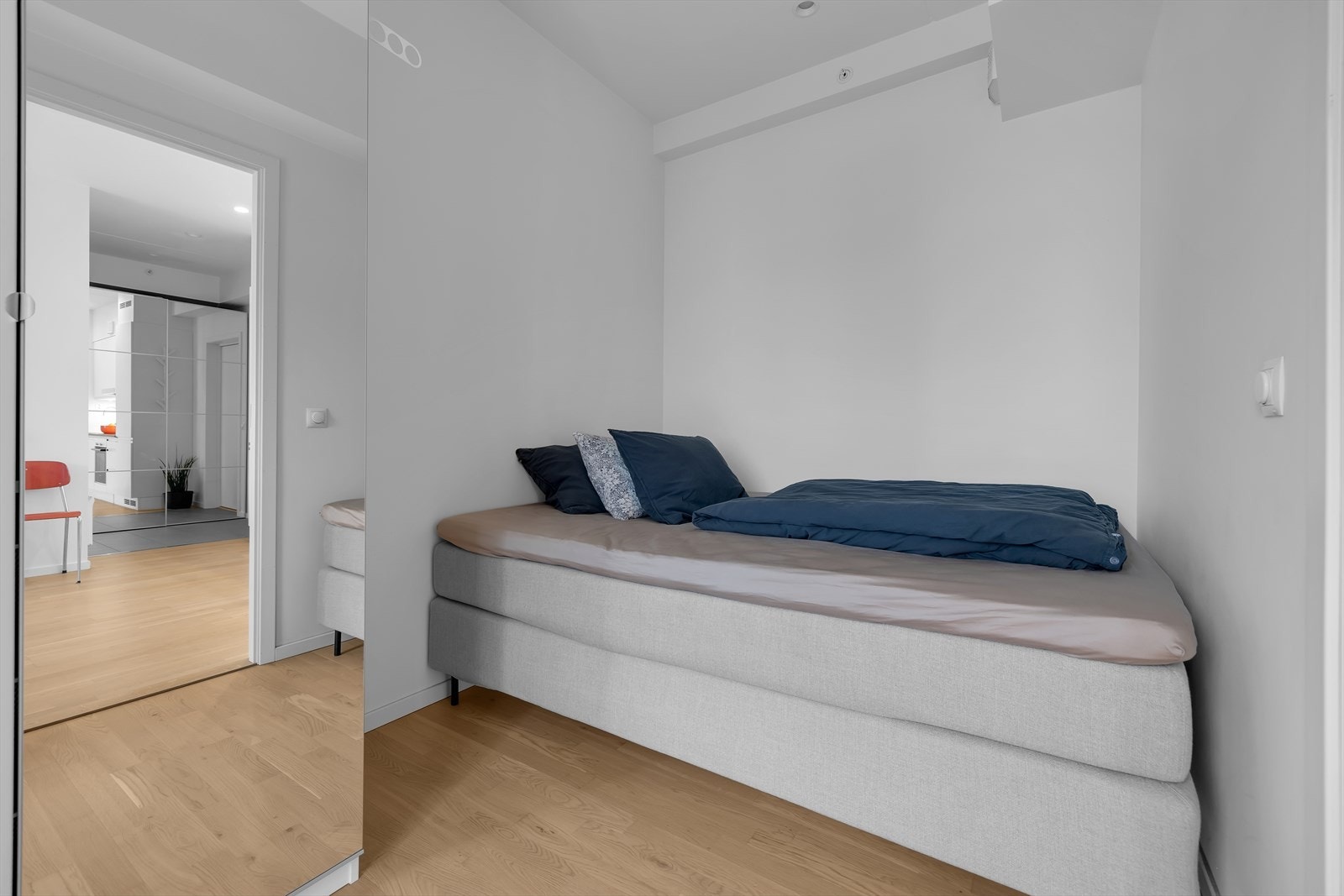 Soverom med garderobeskap Galleribilde