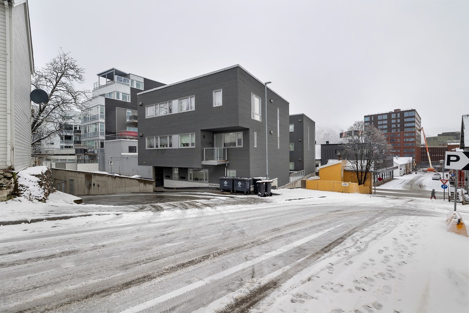 Flust med gjesteparkering like ved bygget Galleribilde