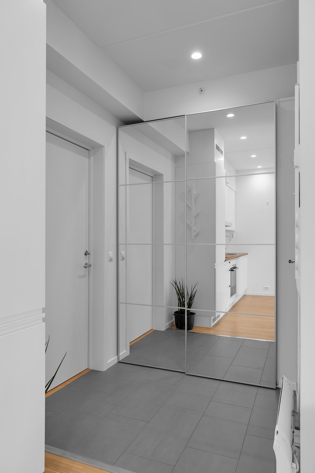 Inngangsparti med lekker speilgarderobe Galleribilde