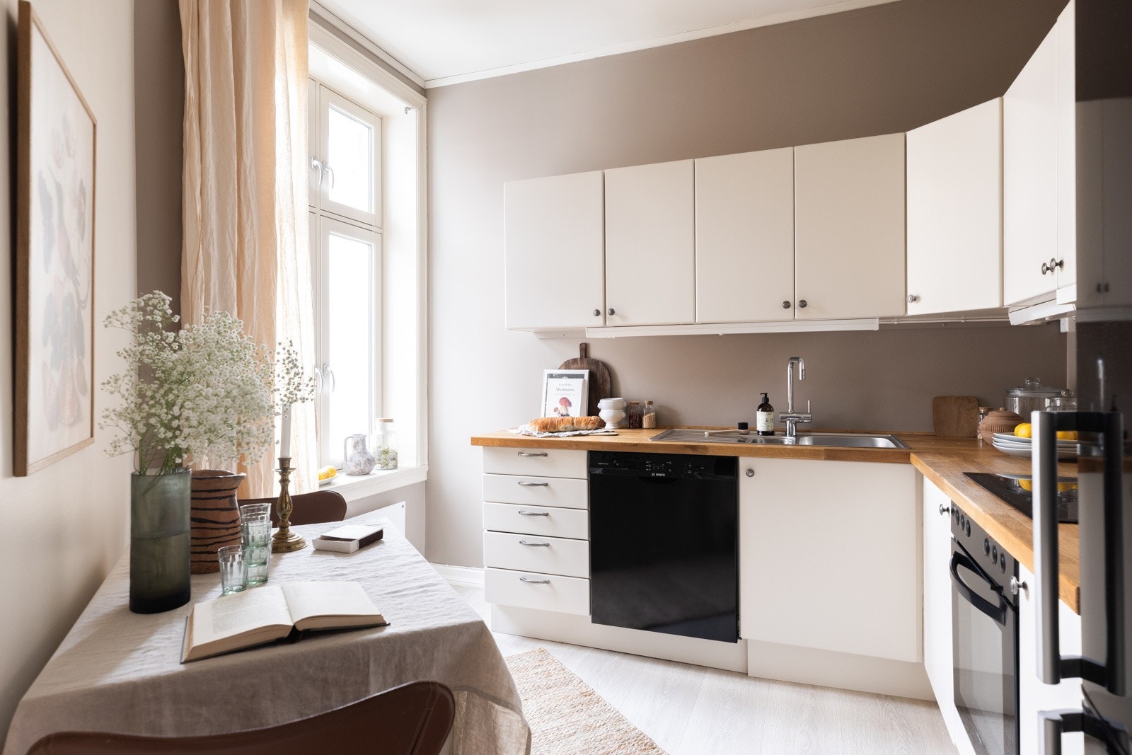 Separat lyst kjøkken med god skap- og benkplass. Galleribilde