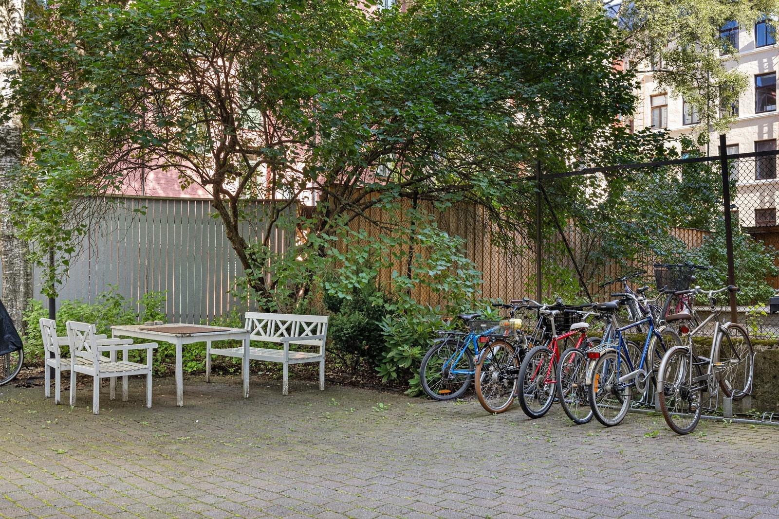 Felles sykkelparkering i bakgård Galleribilde