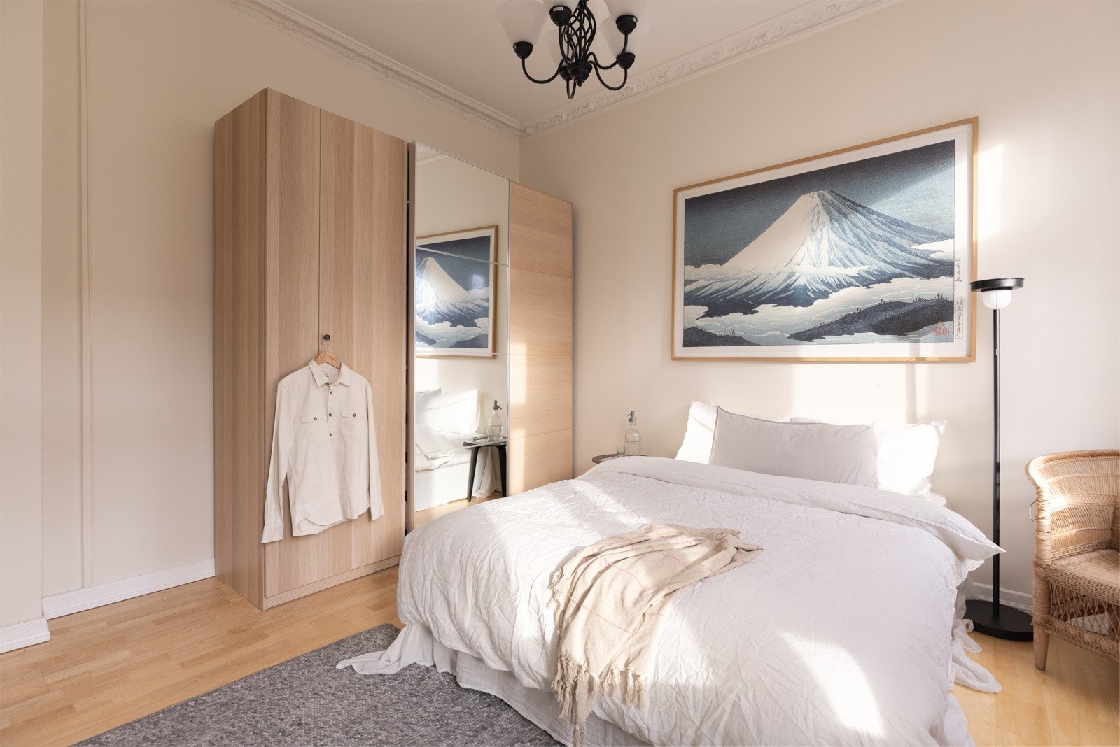 Her har du god plass til dobbeltseng, nattbord og garderobe Galleribilde