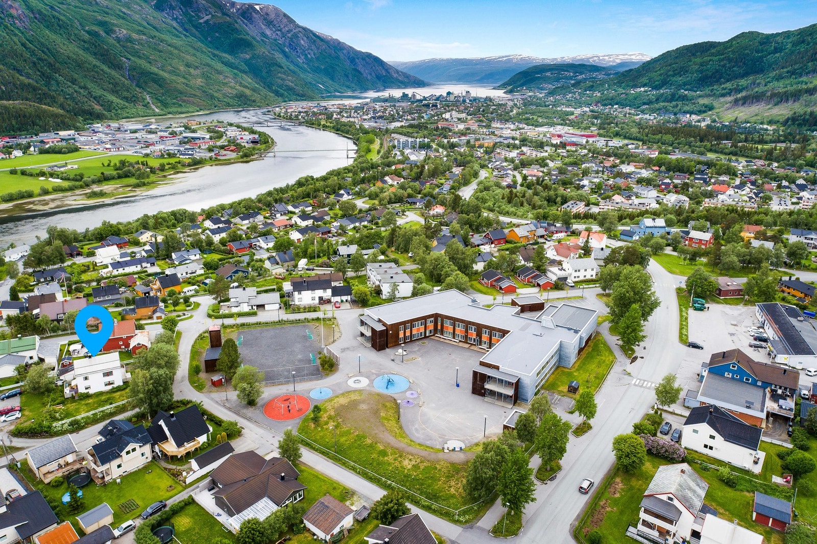 Velkommen til Mellomvegen 2 - en stor generasjonsbolig med mange bruksmuligheter sentralt på Olderskog. Galleribilde