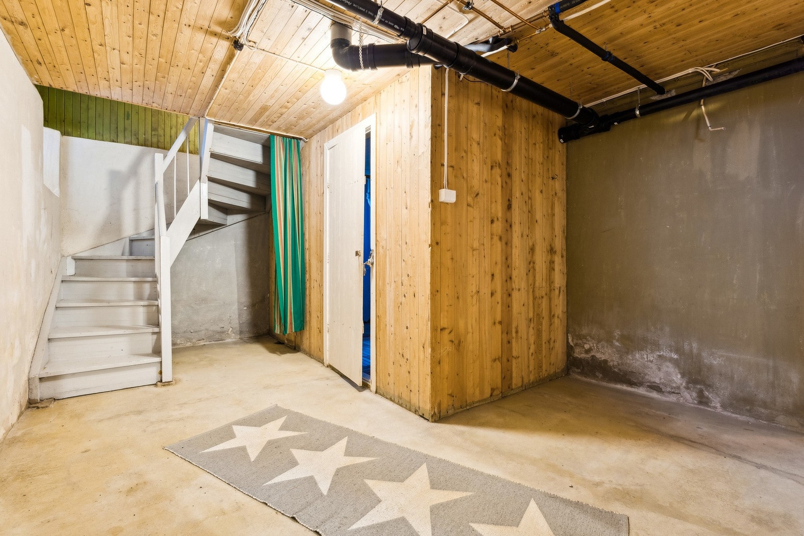 Kjelleren er på ca. 67 m² og består av gang og 6 boder. Her har du, i tillegg til loftet, godt med oppbevaringsplass og muligheter. Galleribilde