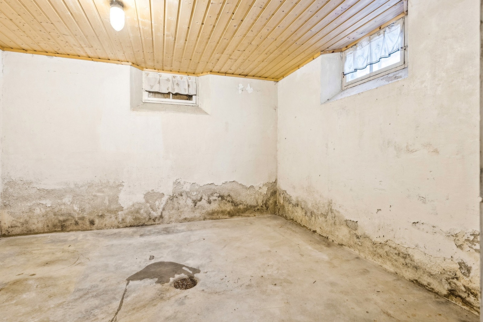 Kjelleren byr på et areal med potensiale for fremtidig oppussing. Det gjøres oppmerksom på at bygningen ikke har drenering. Galleribilde
