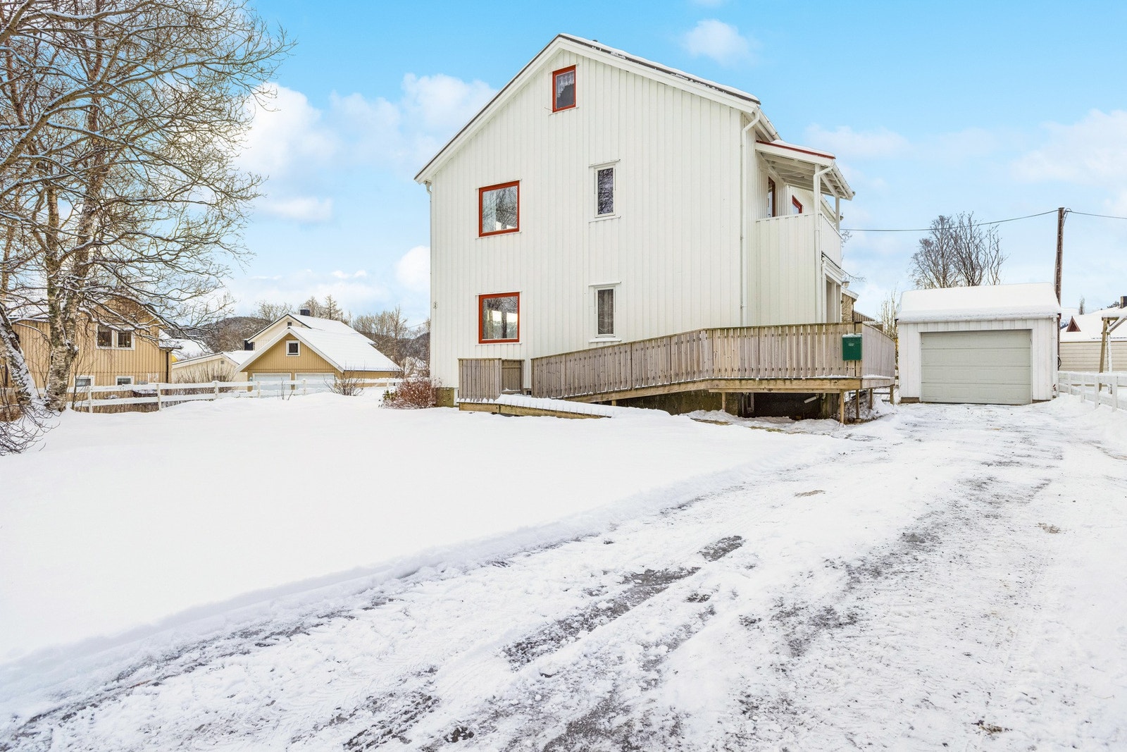 Det er i nyere tid etablert rullestolrampe i tillegg til trappeadkomst. Forøvrig er det godt med oppstillingsplass til bil på egen tomt. Galleribilde
