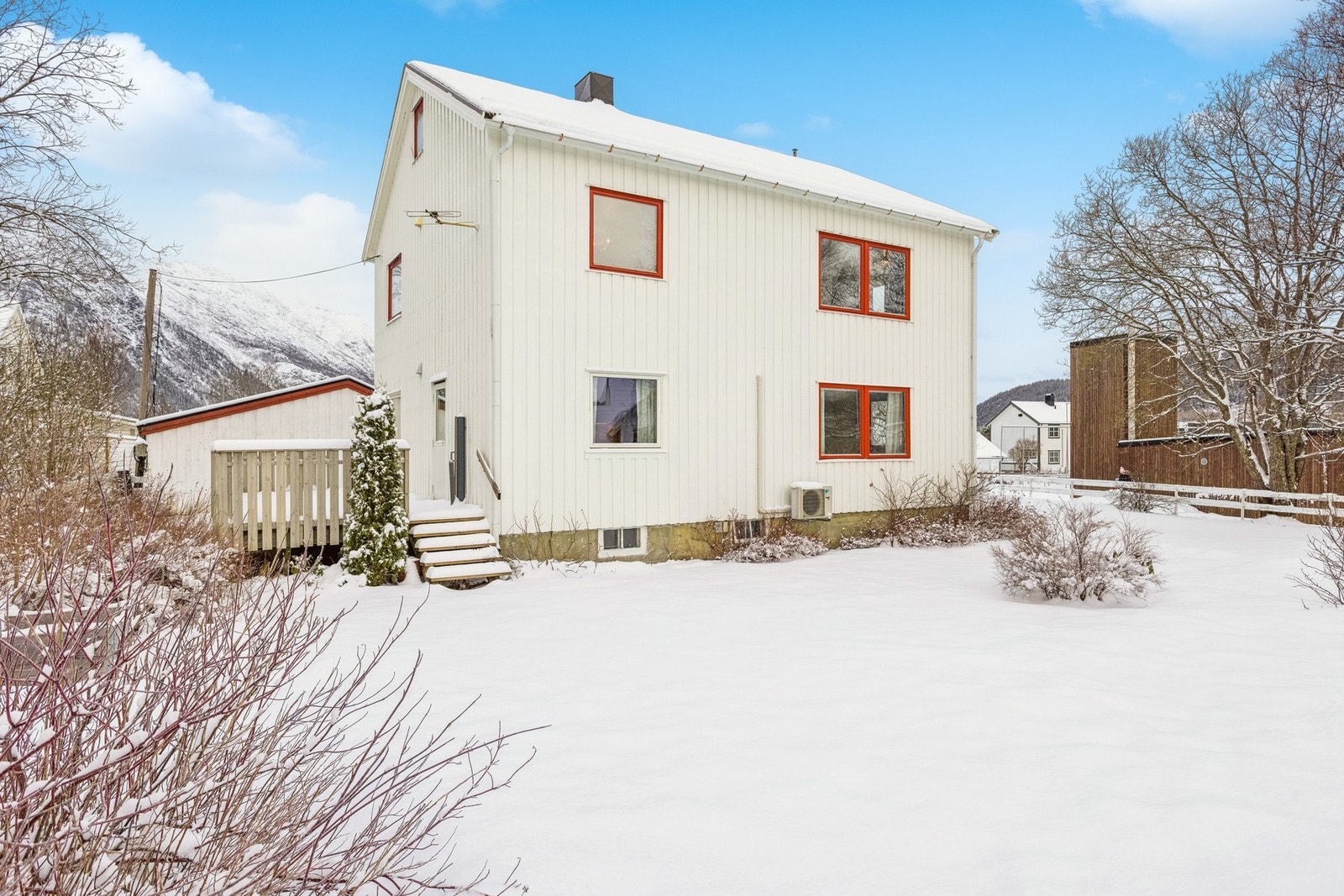 Eiendommen har en tomt på ca. 767,1 m² med gruset innkjørsel, hage og beplantning. Galleribilde