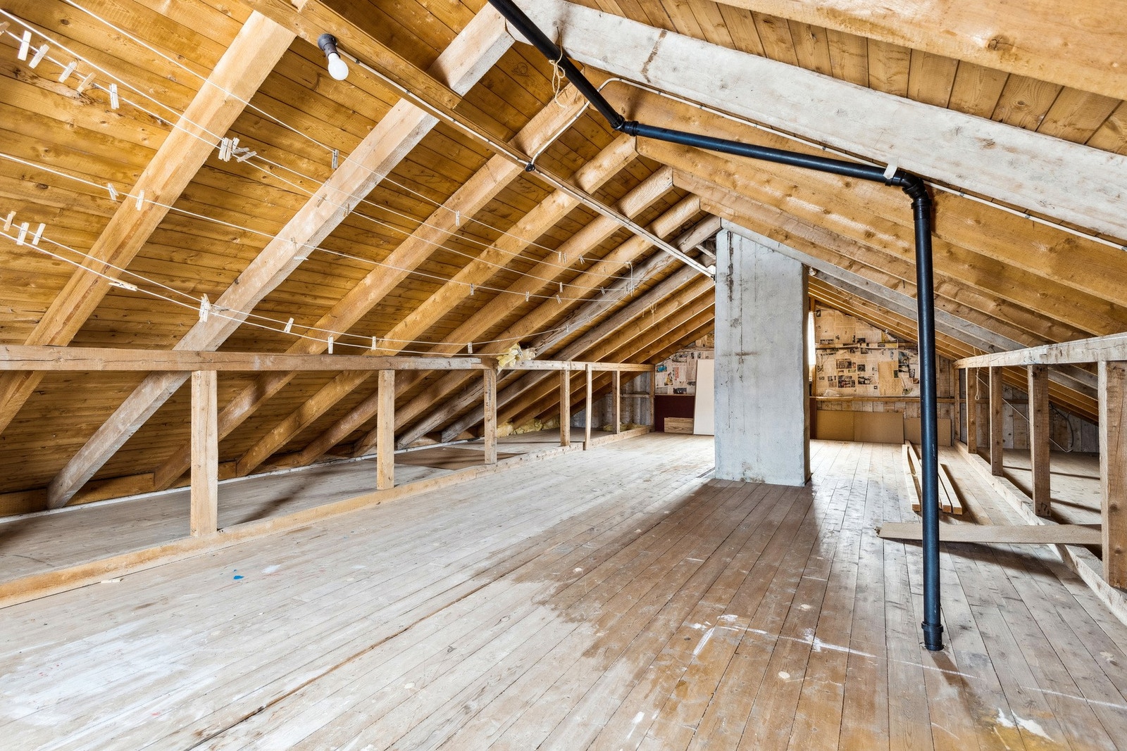 Loftet byr på rikelig med oppbevaringsmuligheter med sine 24 m² gulvareal. Galleribilde