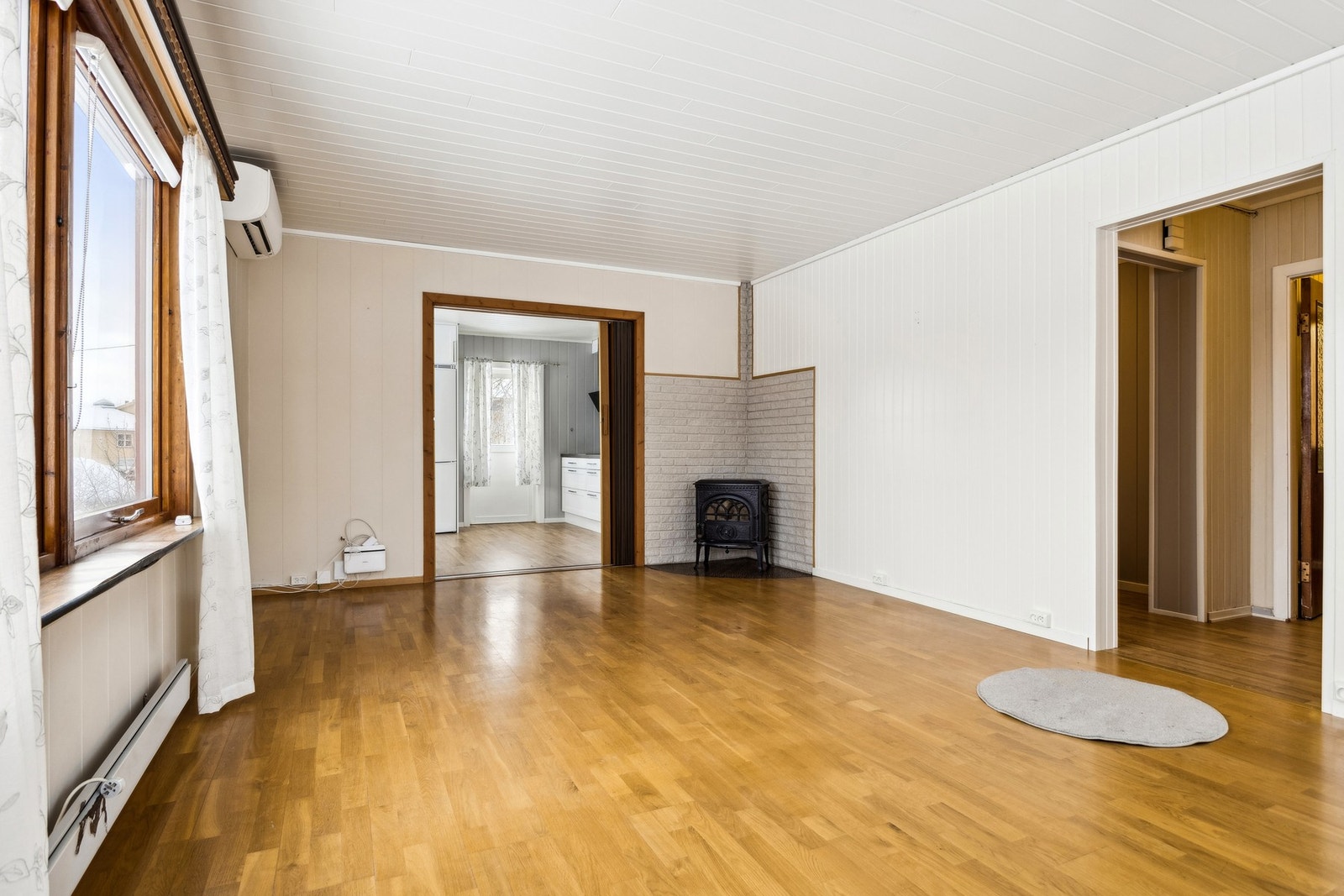 Huset varmes opp med strøm, luft-til-luft varmepumpe i hovedetasje fra 2022 og vedfyring med ovn i 1.- og 2. etasje. Galleribilde