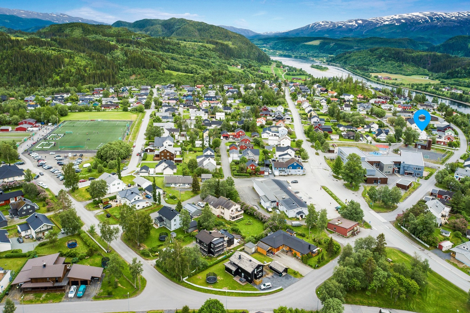 Fra eiendommen har man gangavstand til alt man trenger i hverdagen av skole, barnehage, matbutikk og lekeområder. Galleribilde