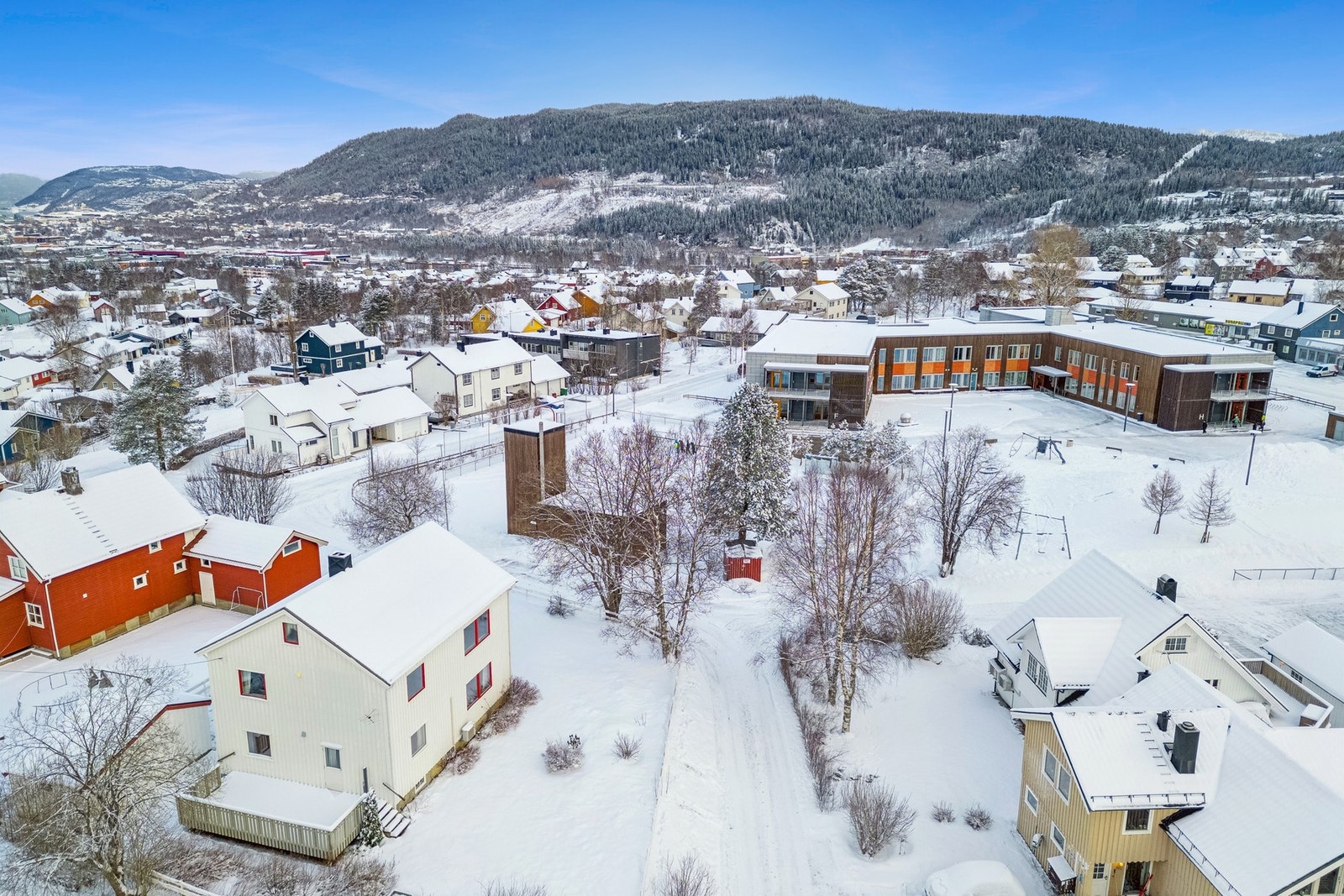 Boligen har kvaliteter som utleiemulighet med to fullutrustede etasjer, garasje, en relativt flat tomt og rikelig med bodplass. Galleribilde