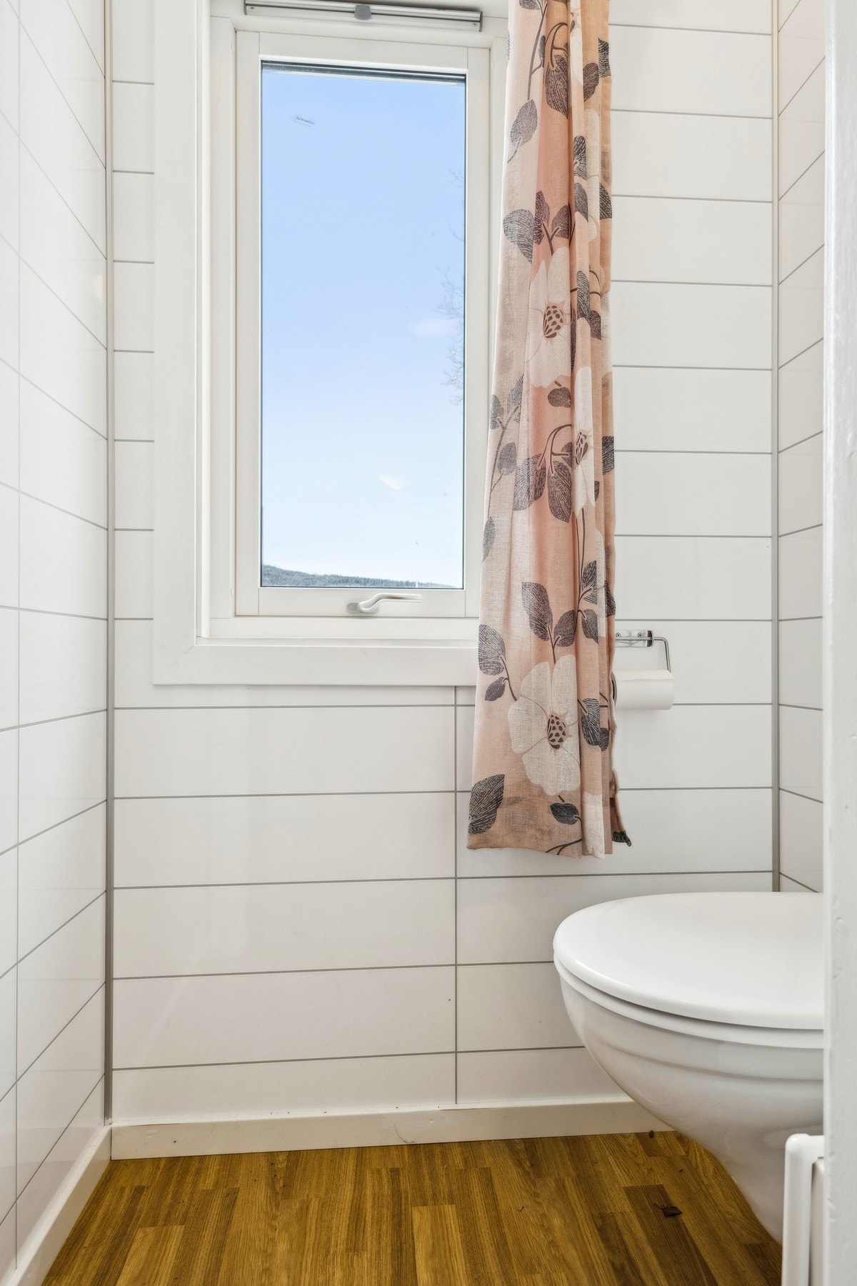 Hovedetasjen og 2. etasje har hvert sitt toalettrom, hvorpå hovedetasjen har et ekstra toalett på badet. Galleribilde