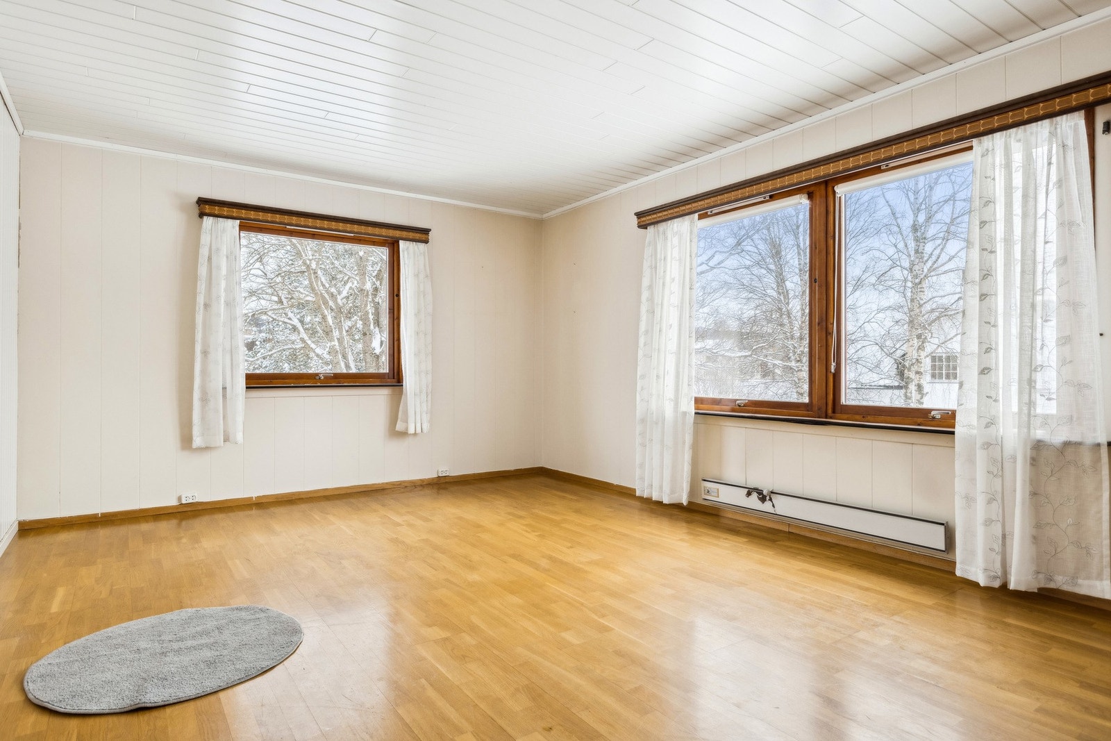 Bygningen har malte trevinduer med 2- og 3-lags glass i hoved- og 2. etasje fra forskjellige tidsepoker. Trevinduer med koblet glass i kjeller. Galleribilde