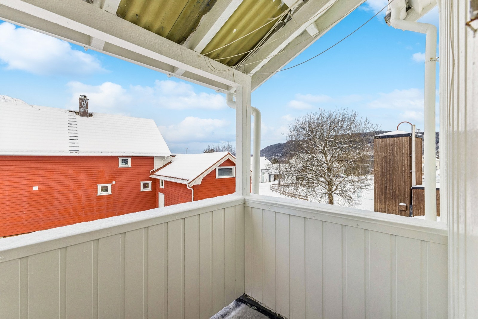 Balkongen har takoverbygg og ligger vendt mot vest. Galleribilde