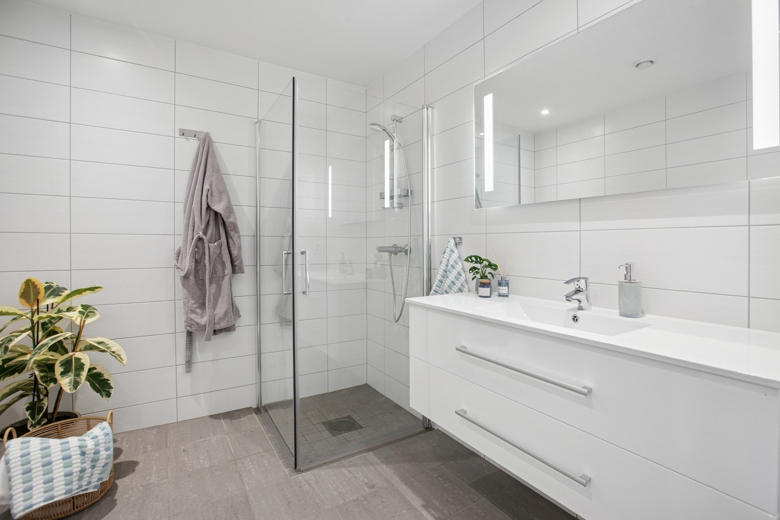 Den vegghengte servanten gir ekstra oppbevaringsplass, og rommet er godt tilrettelagt for en funksjonell hverdag. Perfekt plass for å starte dagen. Galleribilde