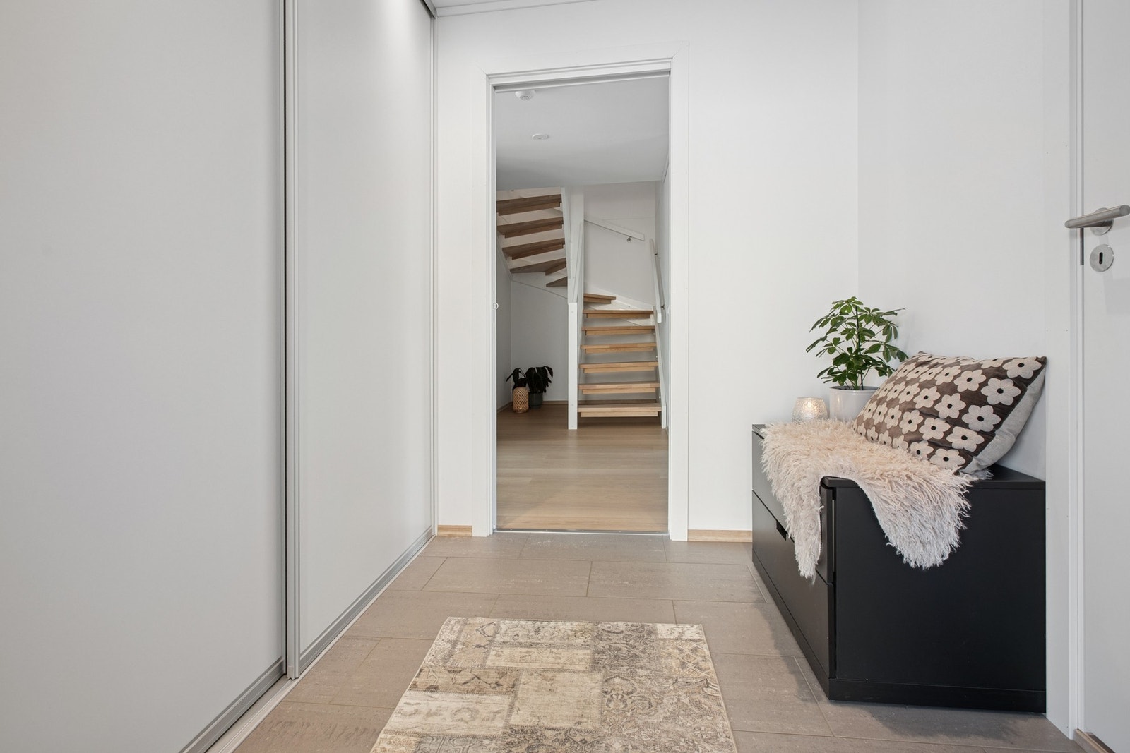 Entréen har lyse flater, stilrene detaljer og plass til oppbevaring, alt i alt et flott førsteinntrykk av boligen. Galleribilde