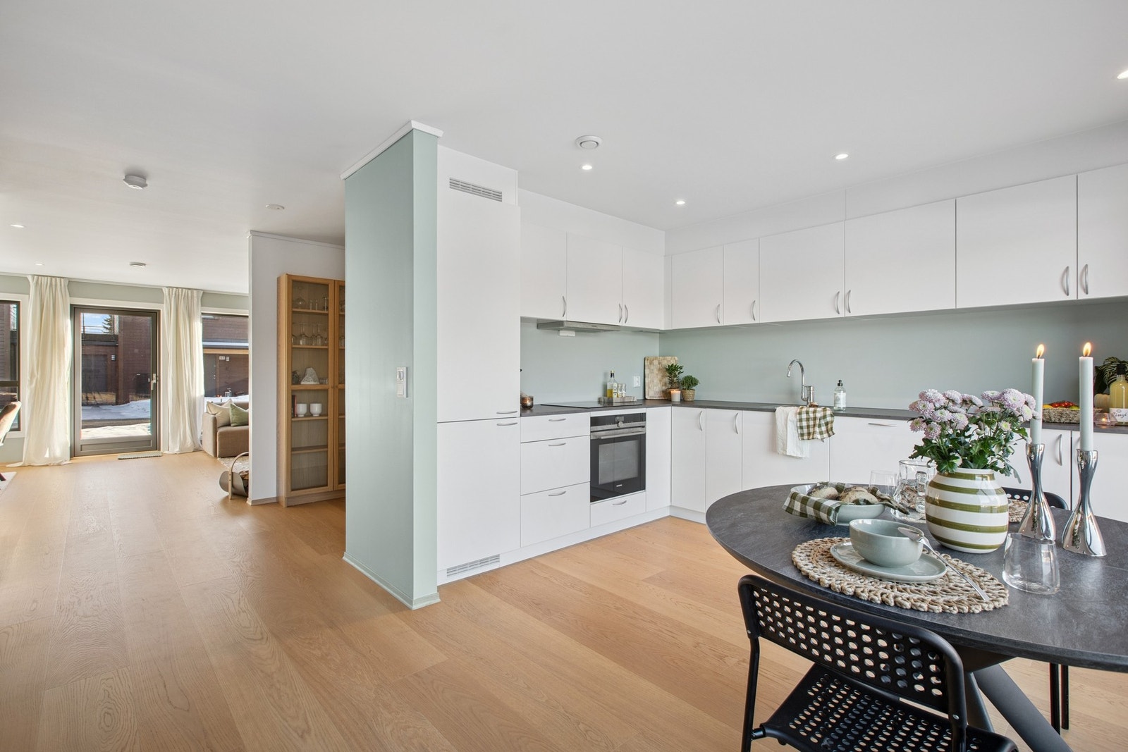 Et lyst og stilrent kjøkken fra 2022 med praktiske løsninger og god skapplass. Galleribilde