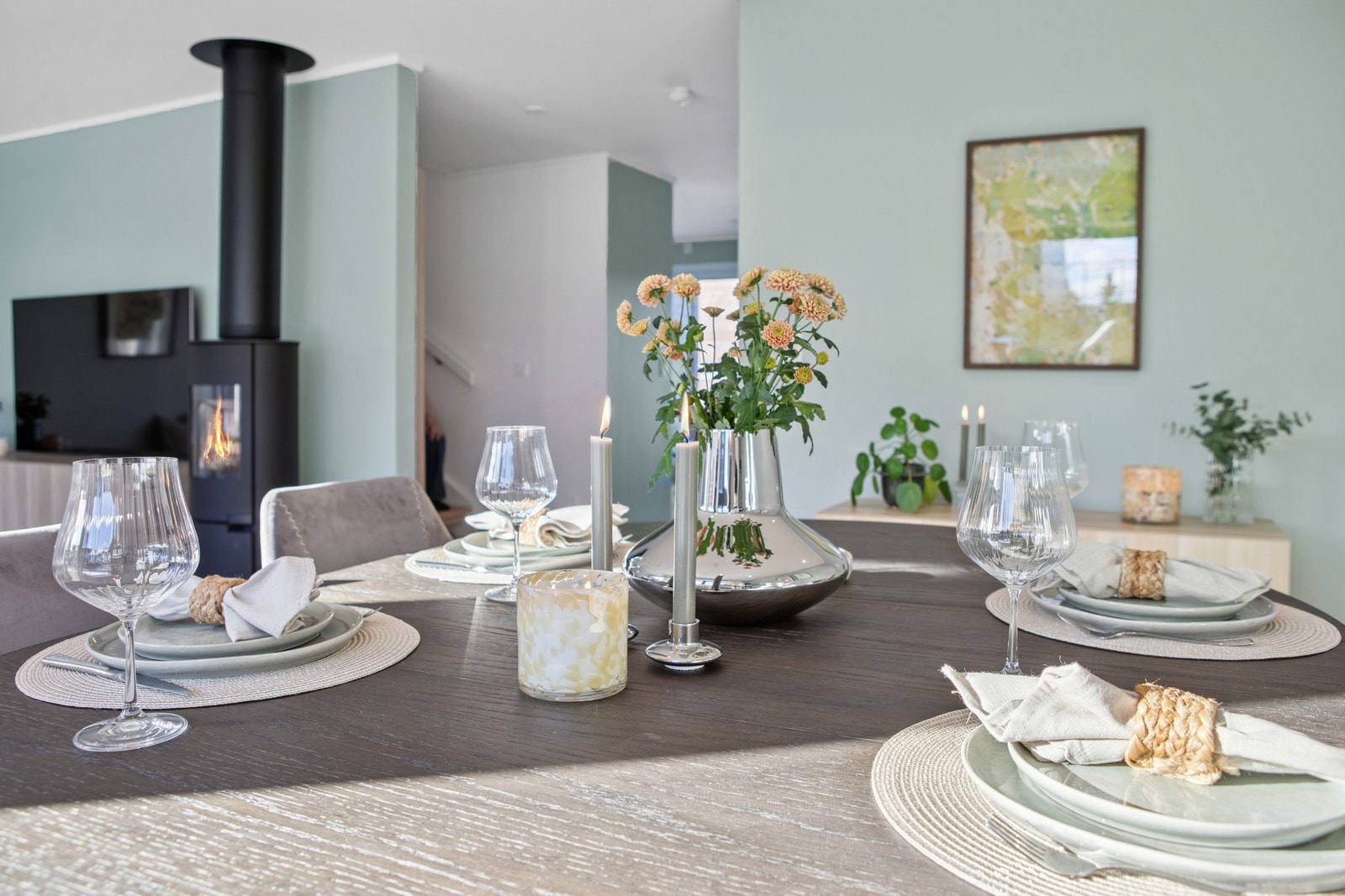 Det er sentralstøvsuger i boligen, med uttak i begge etasjer. Galleribilde