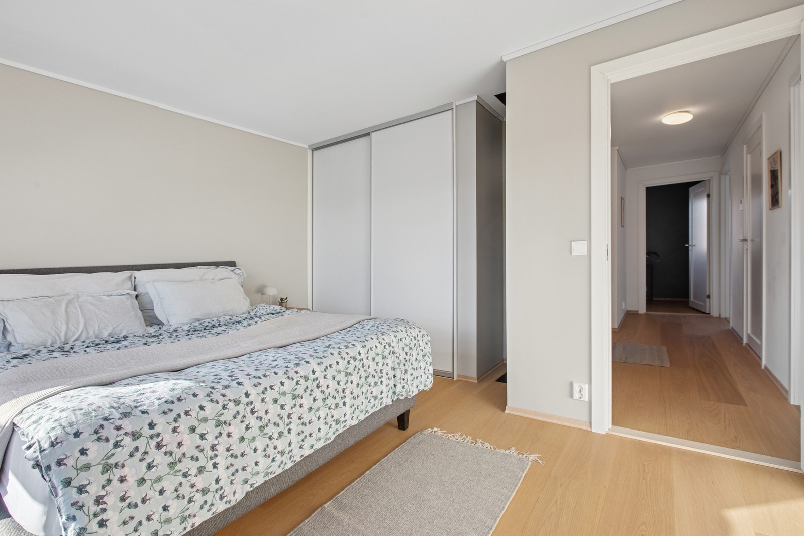 Det er plass til både dobbeltseng og oppbevaringsløsninger, og de nøytrale fargetonene gir rommet et avslappende preg. Galleribilde