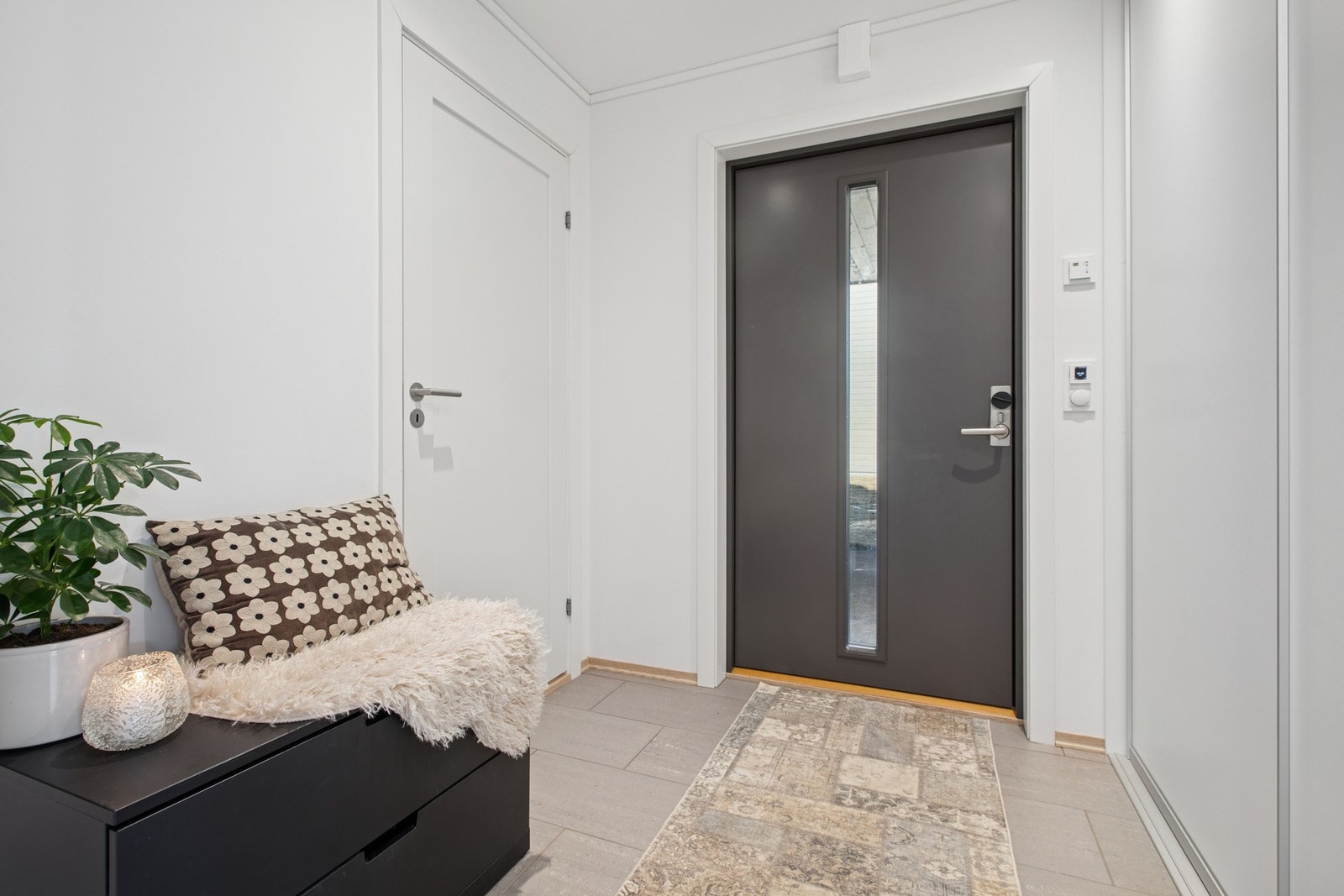 Velkommen inn! Her møtes du av en innbydende entré med praktiske løsninger og en lun atmosfære. Galleribilde