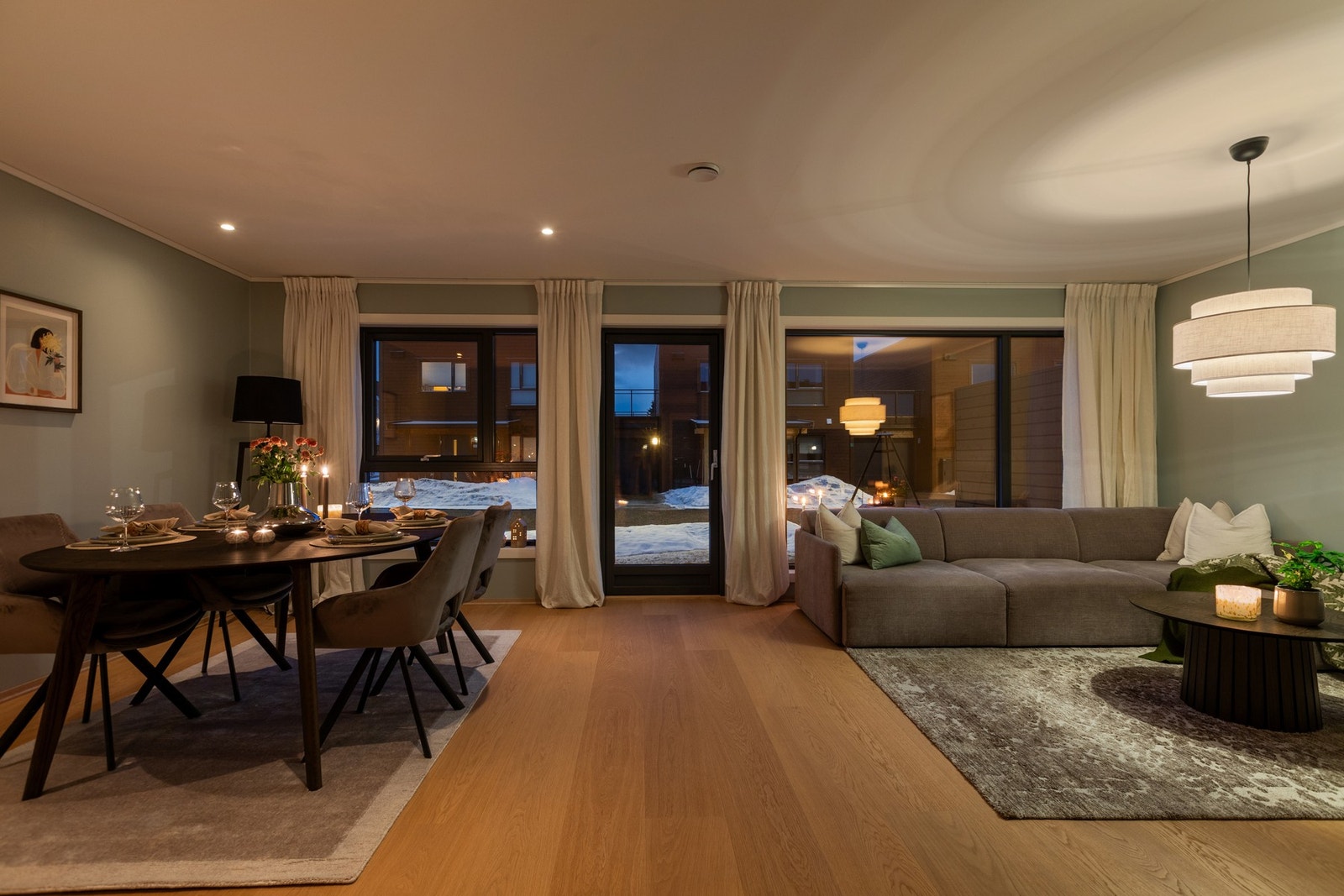 Innbydende og stor stue med flere sitte soner. Galleribilde