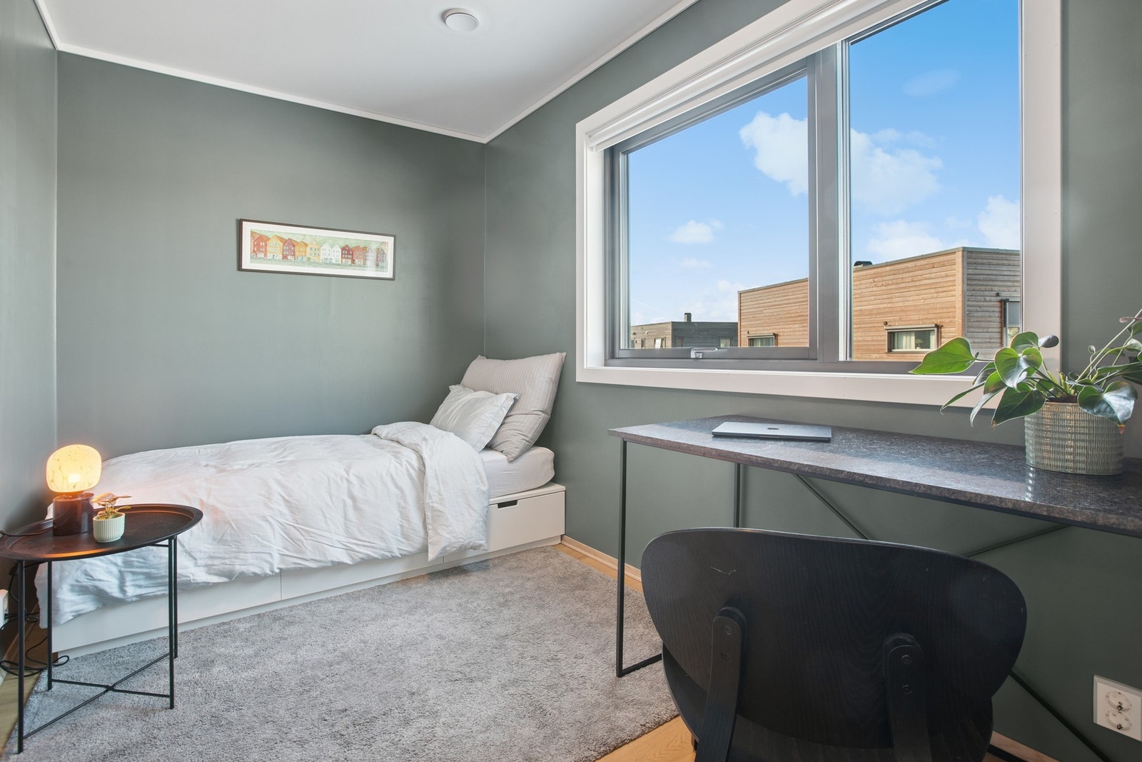 Videre finner vi et lyst og trivelig soverom med en smart planløsning som gir plass til både seng og for eksempel et skrivebord. Galleribilde