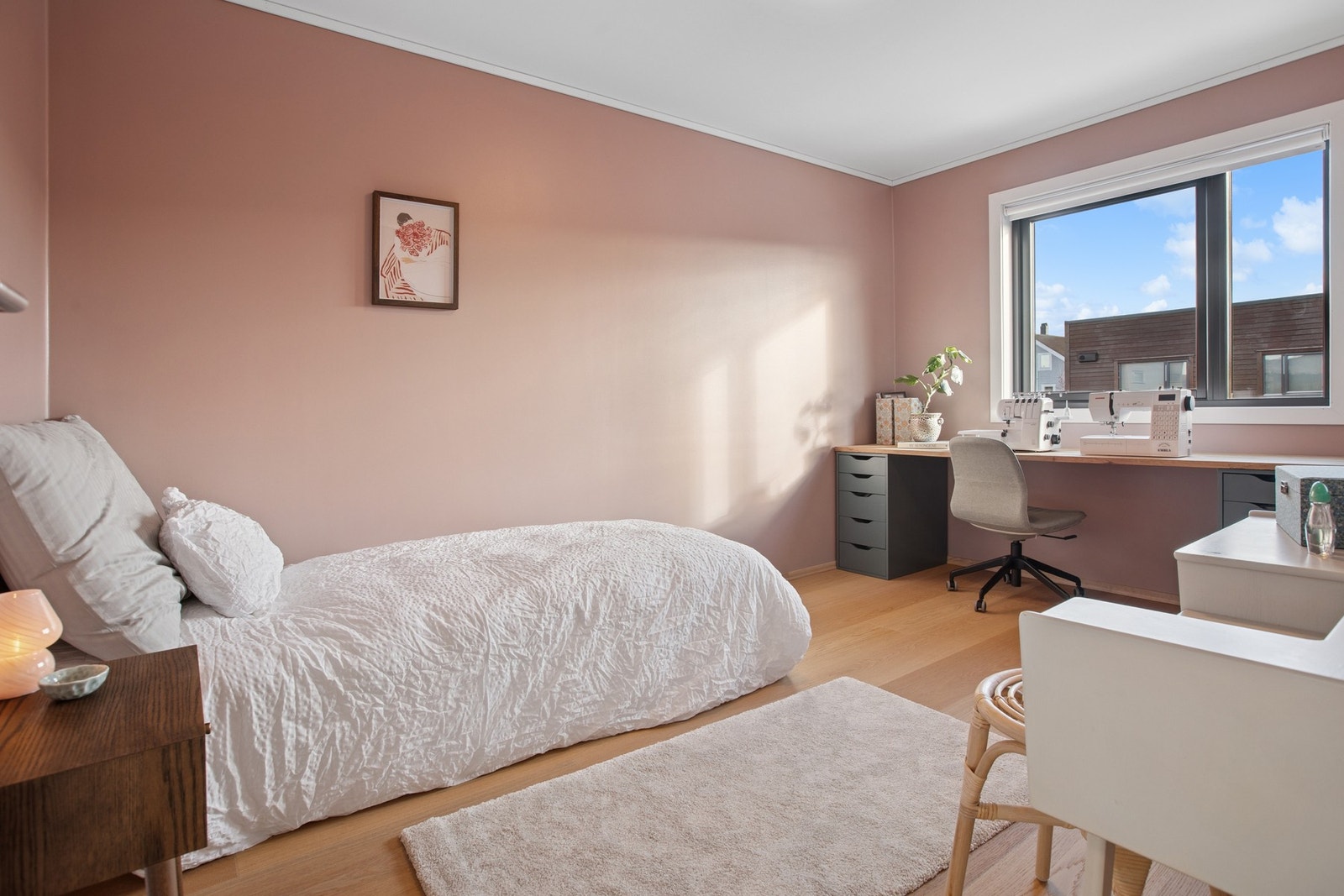 Det siste soverommet er et romslig soverom med en varm og behagelig fargetone. Det er også rom for å sette opp et klesskap eller lignende ved behov. Galleribilde