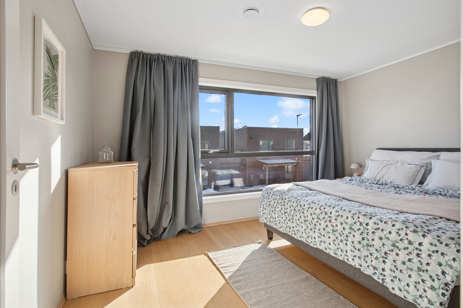 Hovedsoverommet har en rolig og behagelig atmosfære, med store vindusflater som slipper inn godt med dagslys. Galleribilde