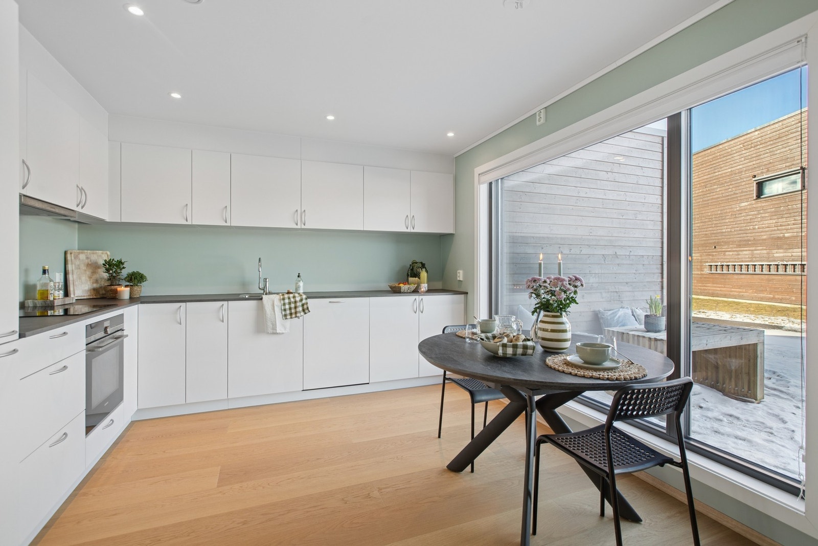 Ny stekeovn ble satt inn i 2024. De store vinduene slipper inn rikelig med naturlig sollys. Galleribilde