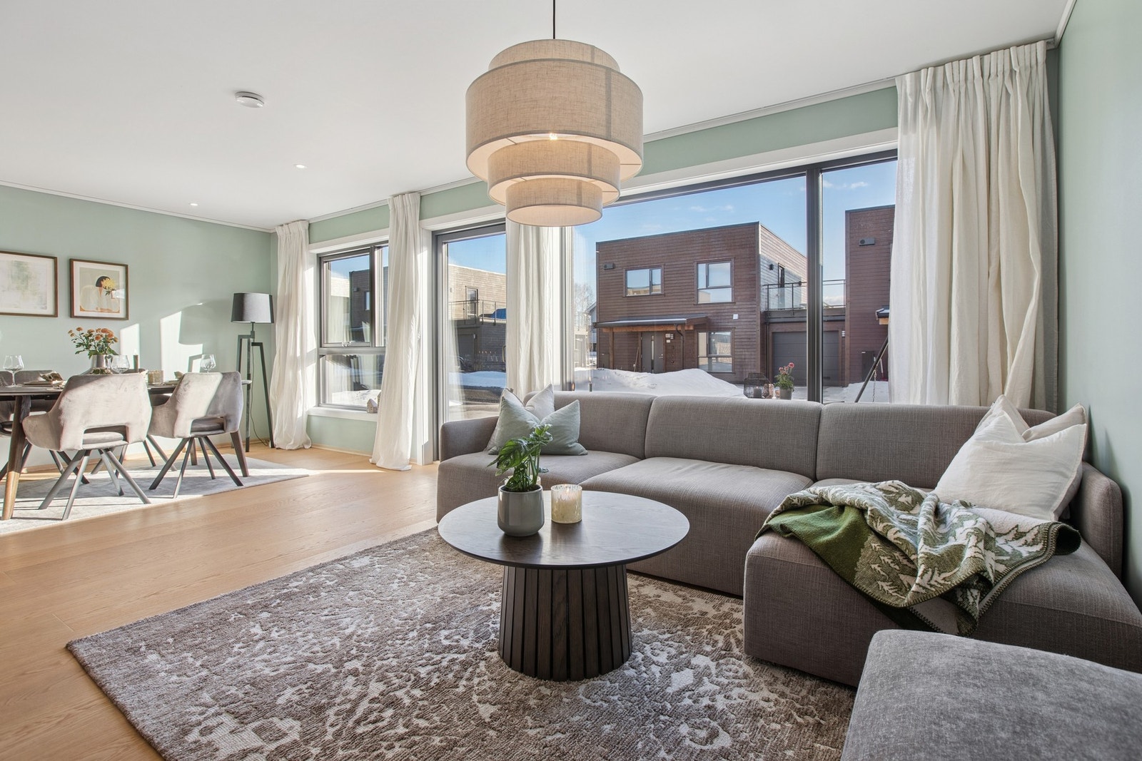 De store vindusflatene sørger for en lys og fin stue gjennom hele dagen. Galleribilde