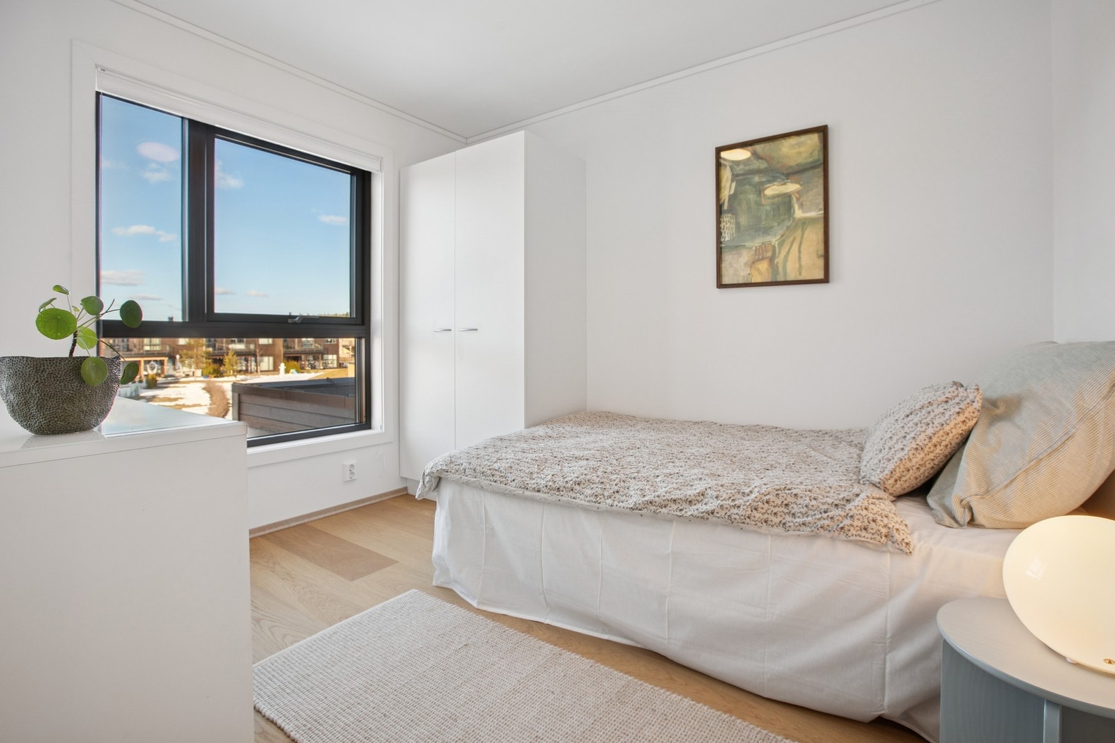 Neste soverom har lyse fargetoner og en avslappende atmosfære. Her har du plass til skap, seng, nattbord og kommode/skrivebord. Galleribilde