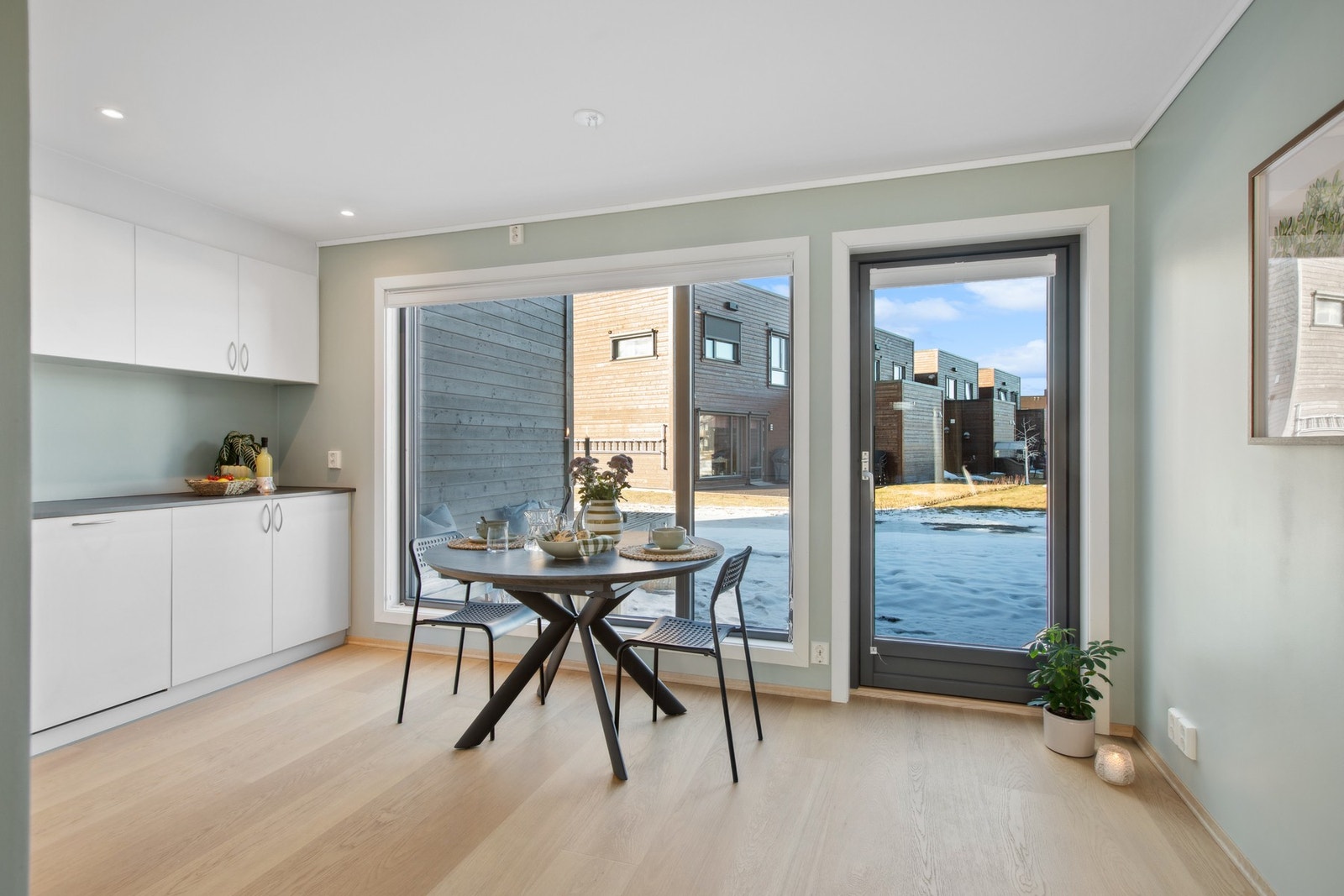 En fin sone for måltider og hyggelige stunder, med direkte utgang til uteområdet. Galleribilde