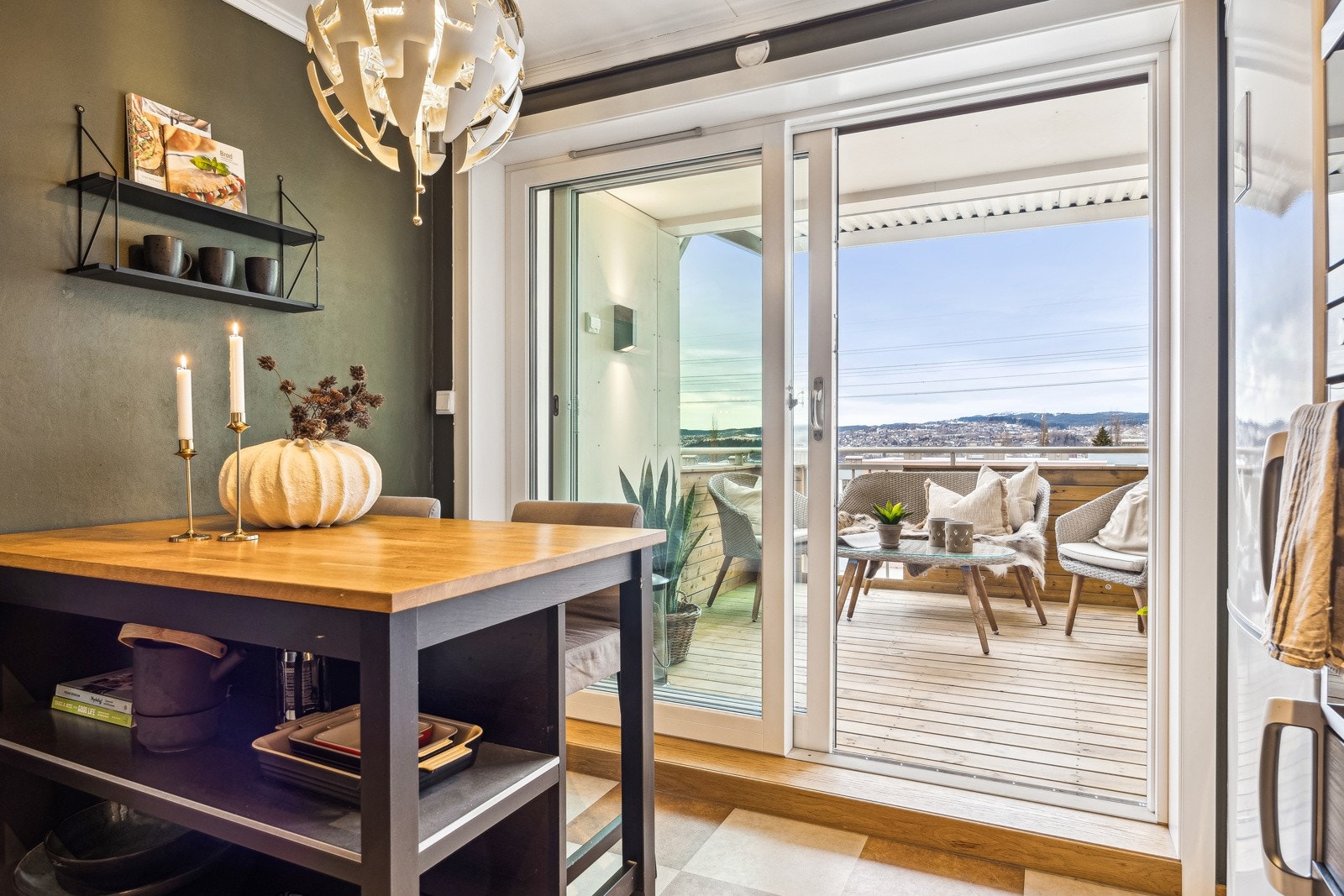 Fra kjøkkenet er det utgang til en koselig balkong som måler 8,5 kvm. Galleribilde