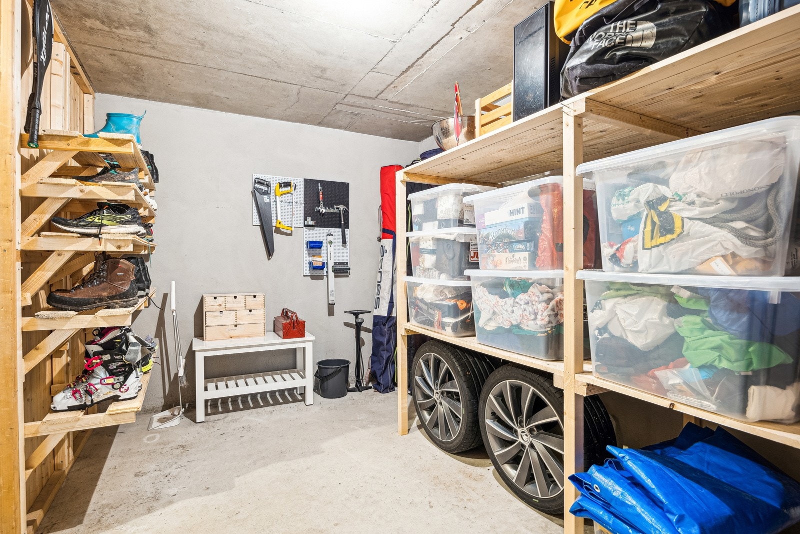 Leiligheten har en flott bod med mye lagringsplass. Galleribilde