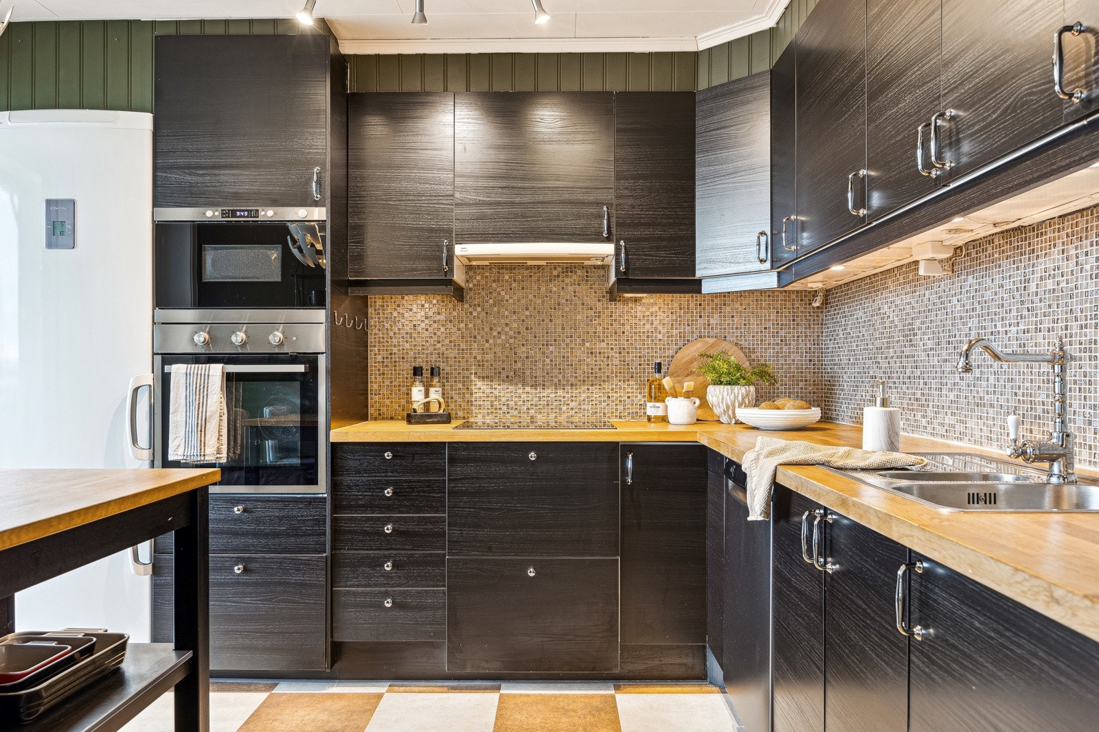 Kjøkkenet er utstyrt med integrert stekeovn, platetopp og oppvaskmaskin. Galleribilde