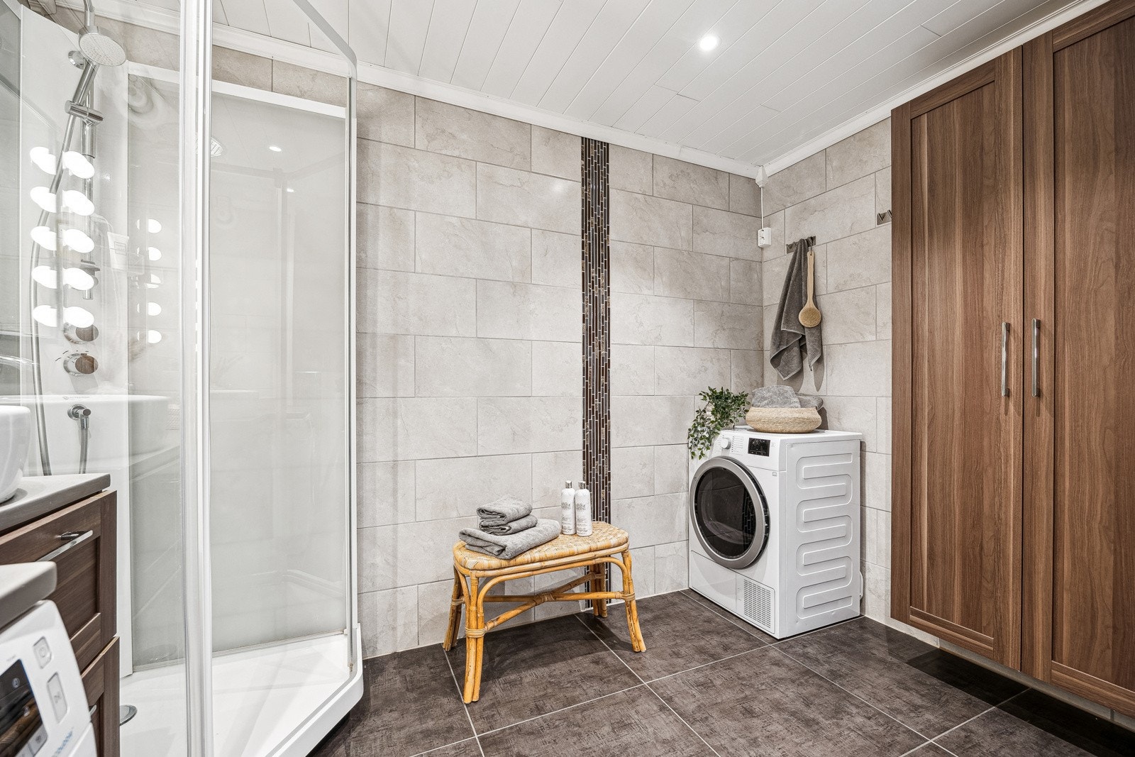 Baderommet måler 7 kvm og har god plass til både tørketrommel og vaskemaskin uten at det oppleves trangt. Galleribilde